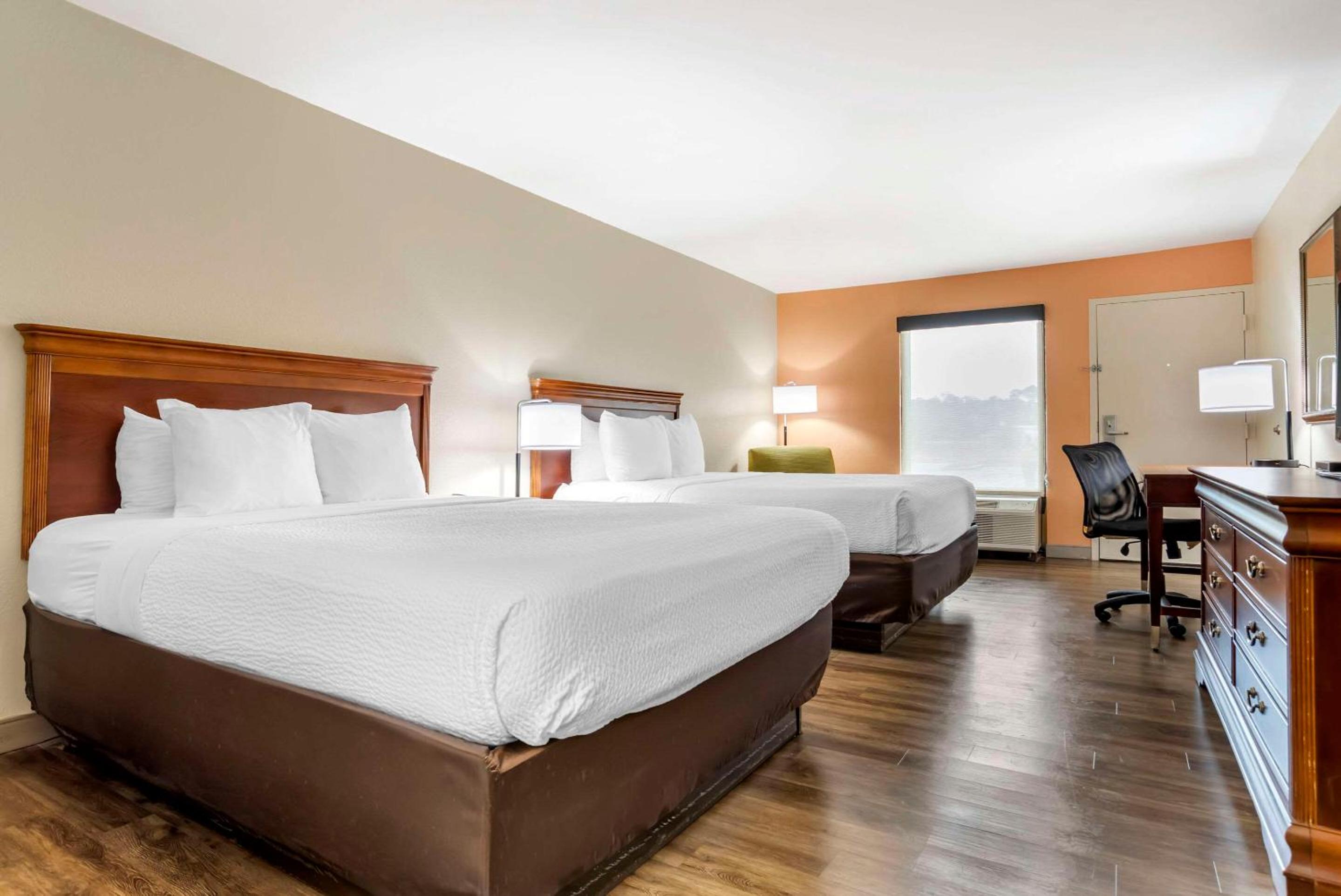Queen Room with Two Queen Beds - Smoking - Photo 4