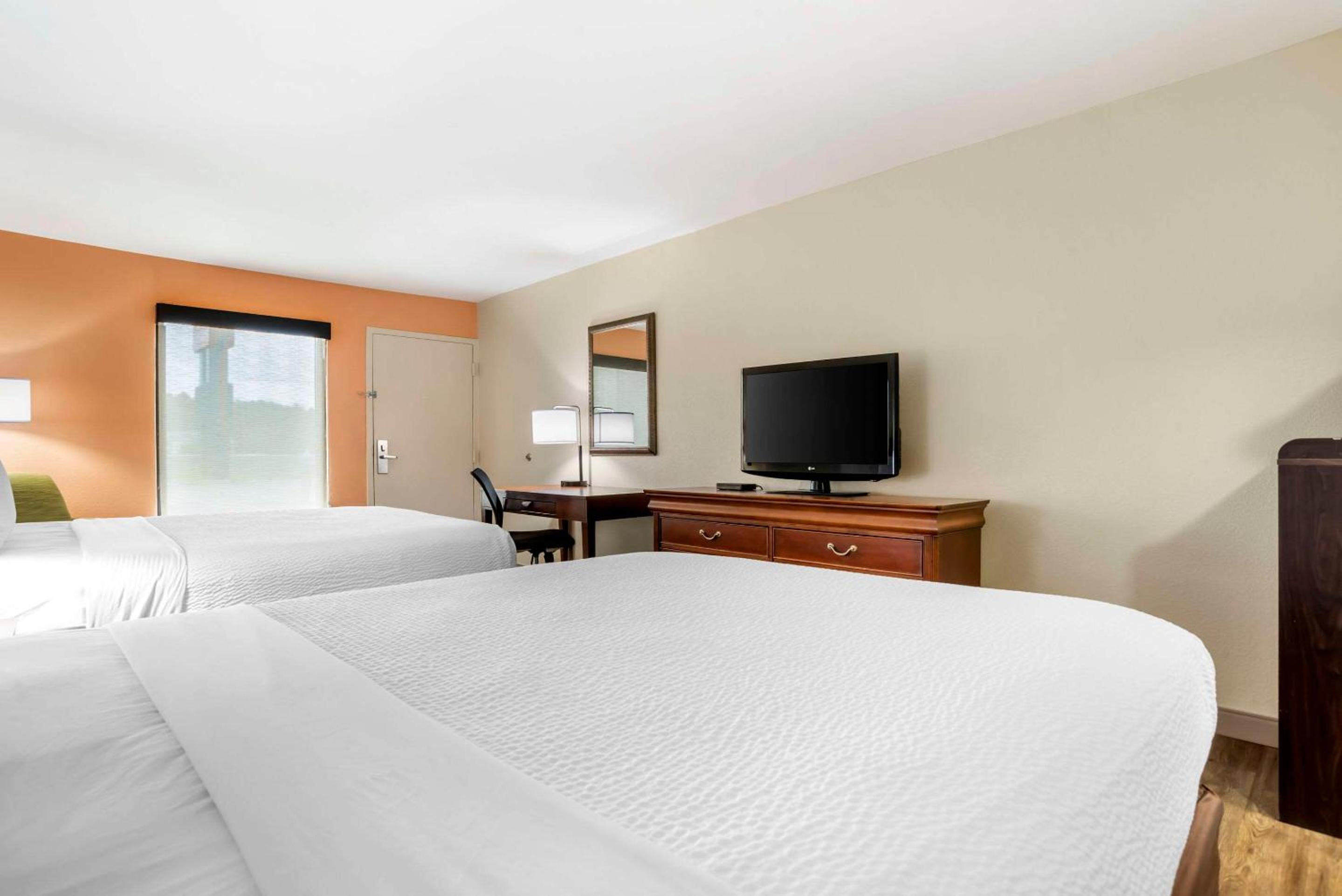 Queen Room with Two Queen Beds - Smoking - Photo 2