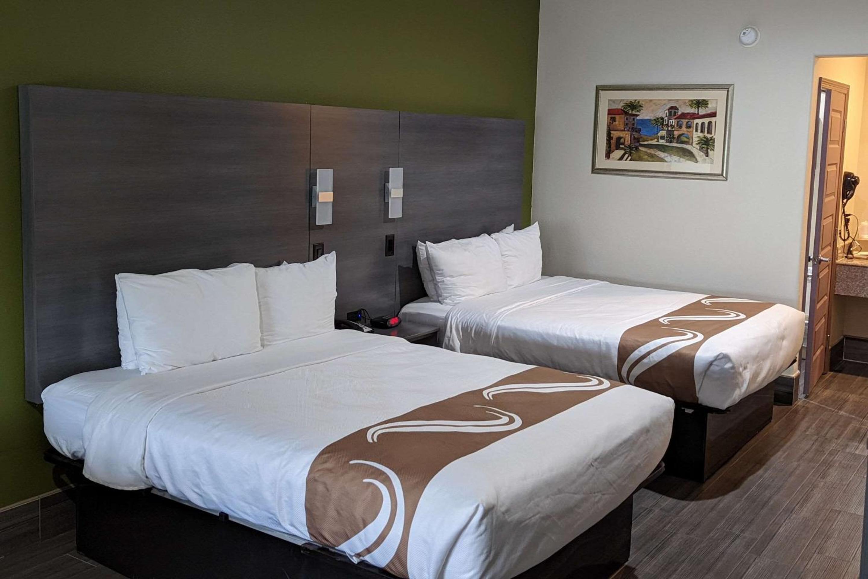 Queen Room with Two Queen Beds - Non-Smoking - Photo 5