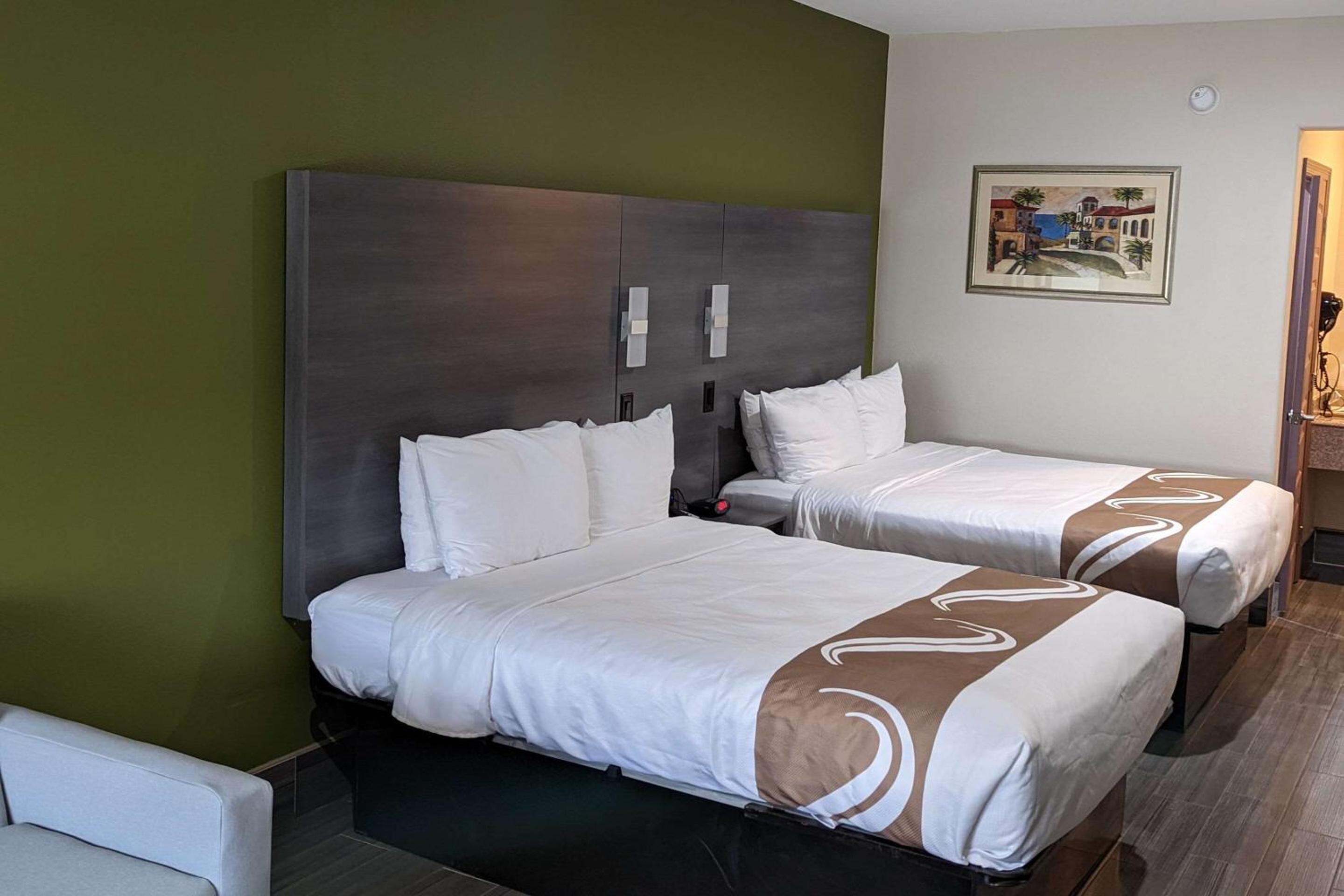 Queen Room with Two Queen Beds - Non-Smoking - Photo 2