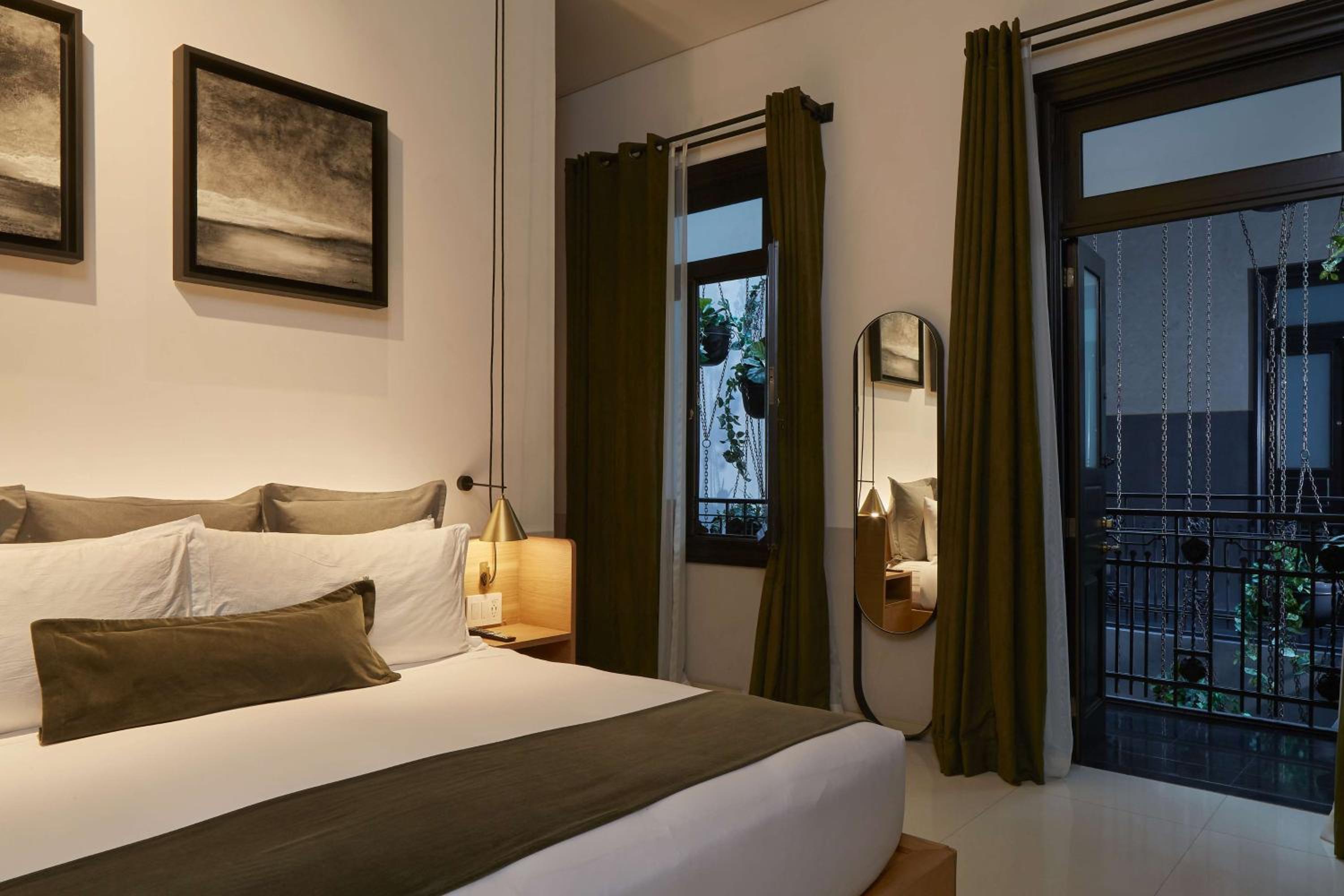 King Guest Room with indoor Balcony - Photo 3