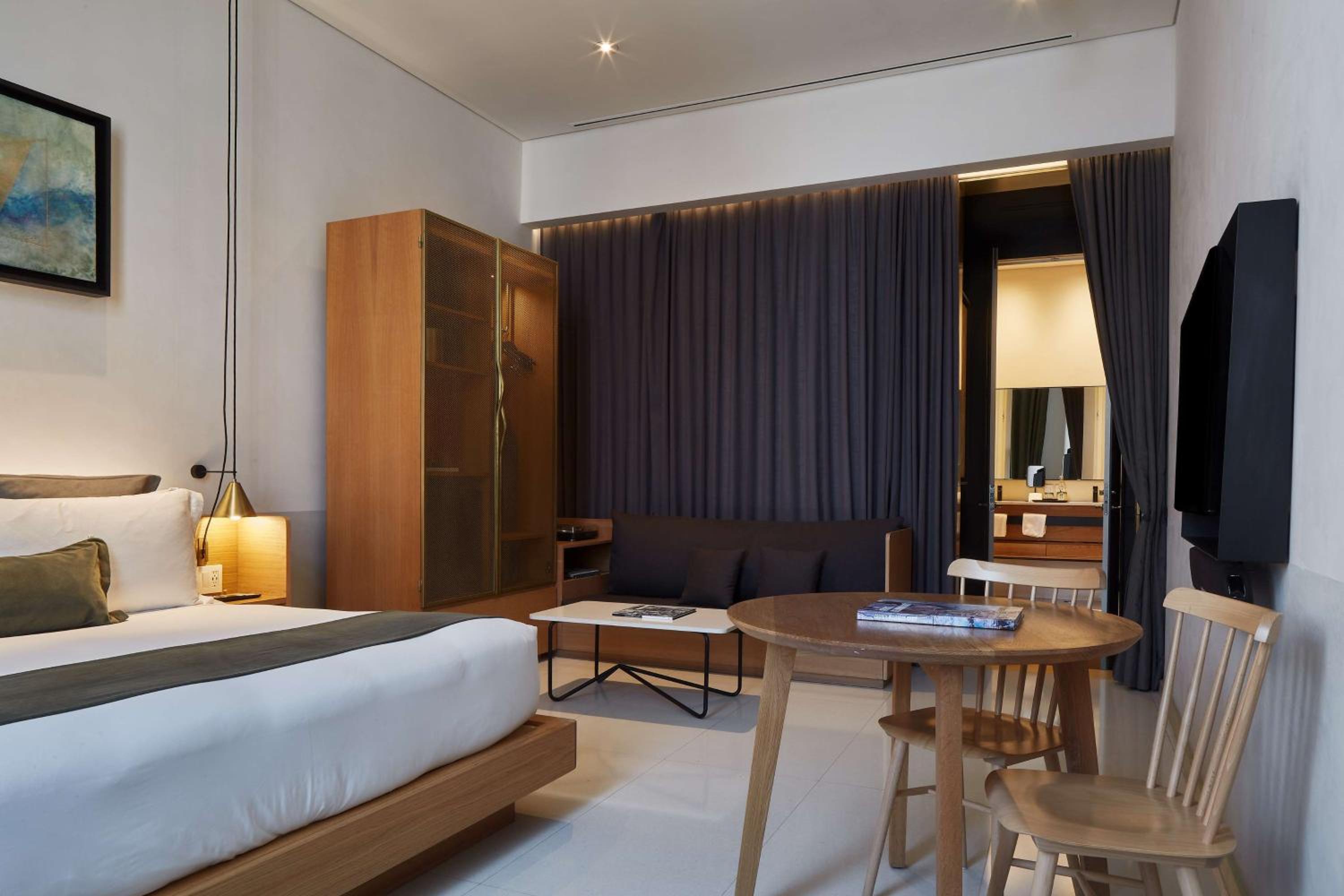 One-Bedroom Premium King Suite - Photo 10