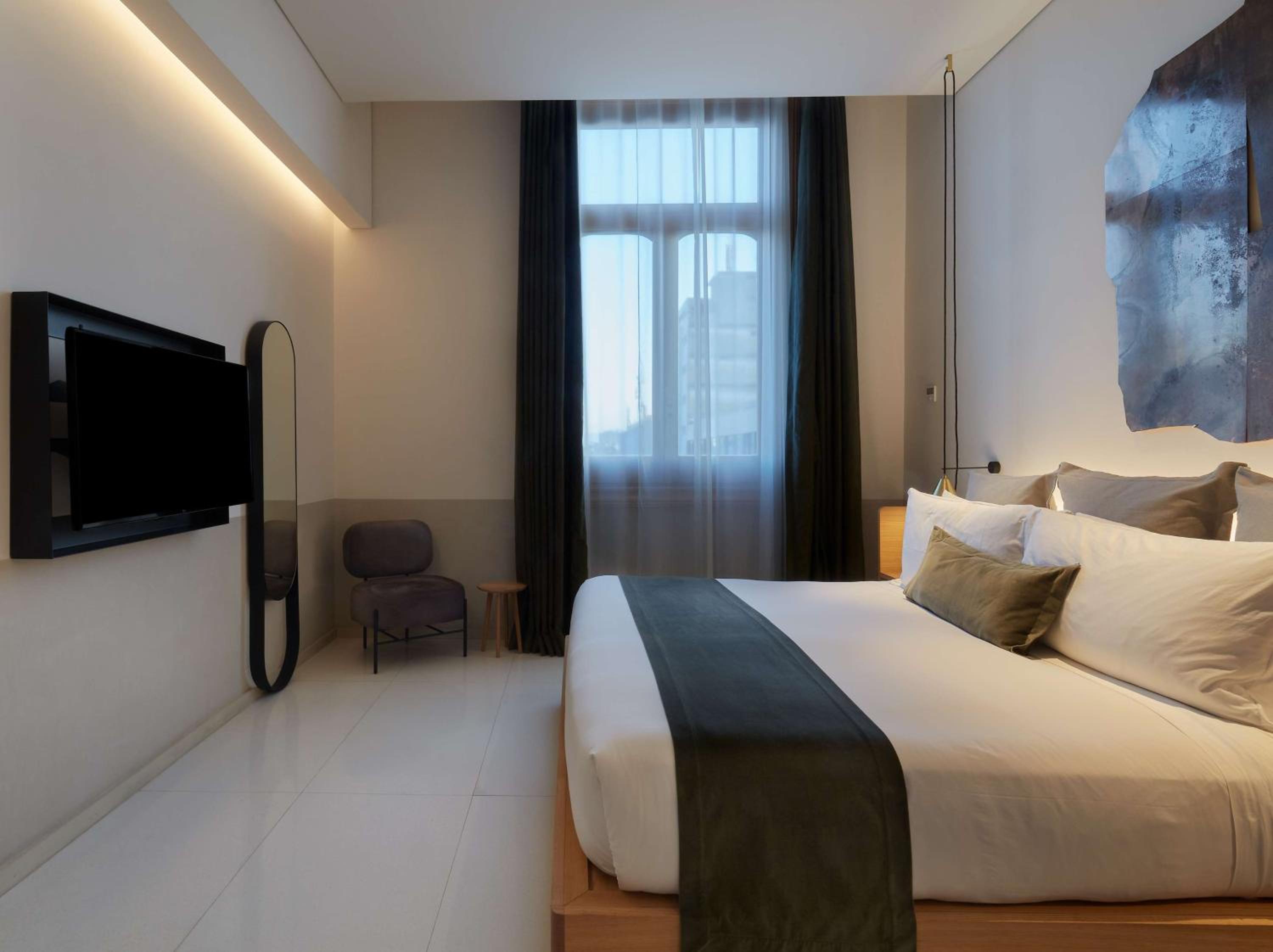 One-Bedroom King Suite - Photo 2