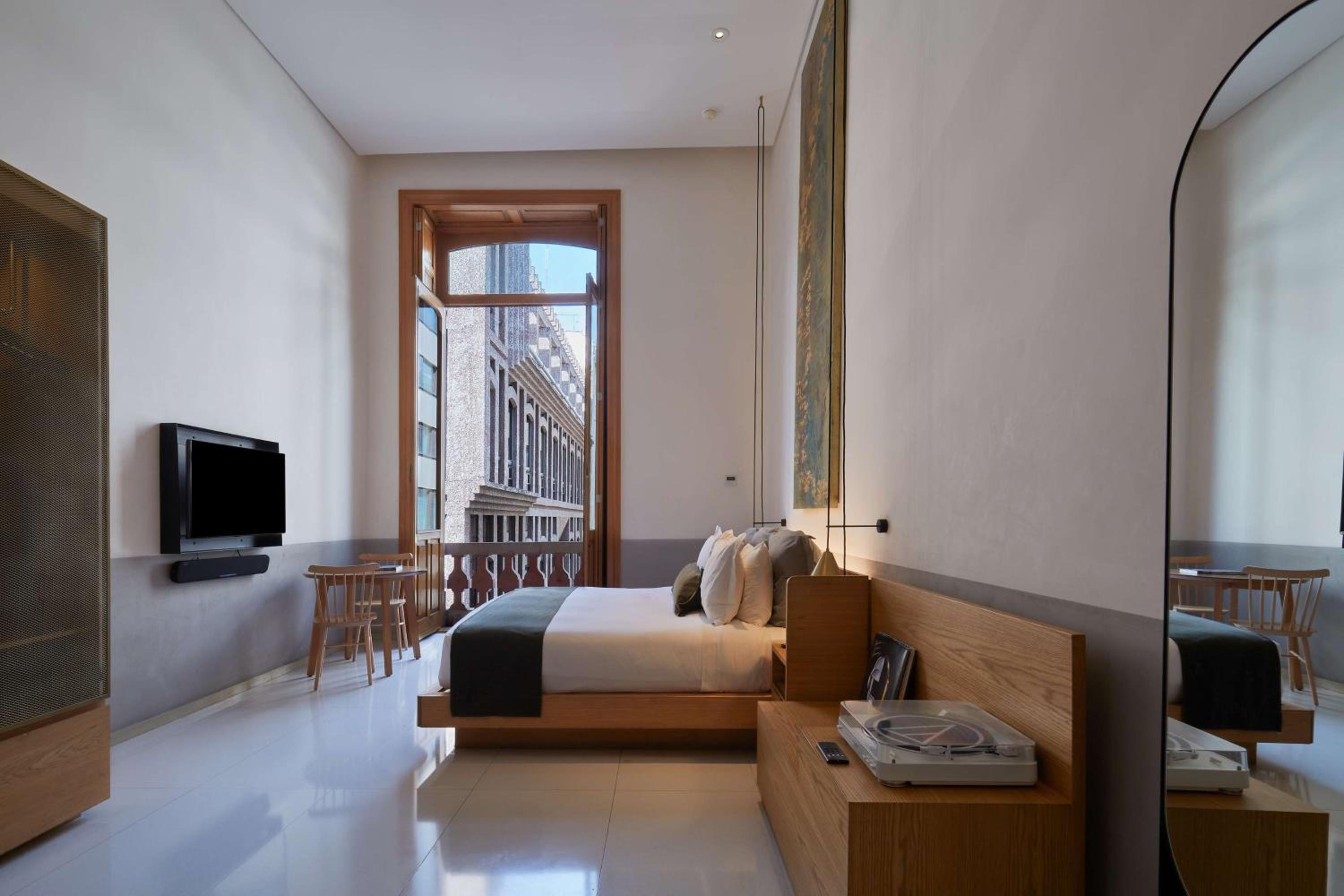 One-Bedroom King Suite with Juliet Balcony - Photo 4