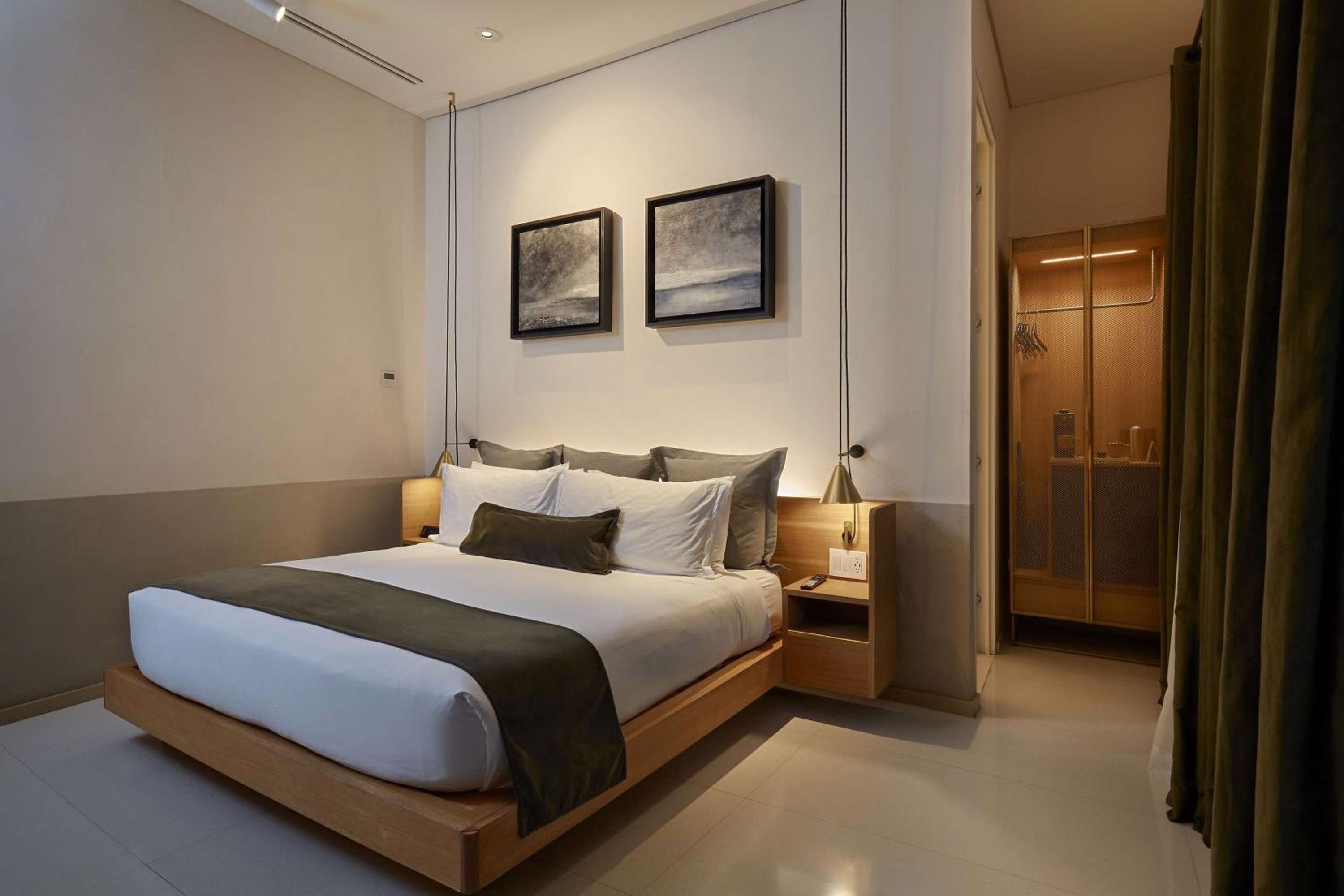King Guest Room with indoor Balcony - Photo 4