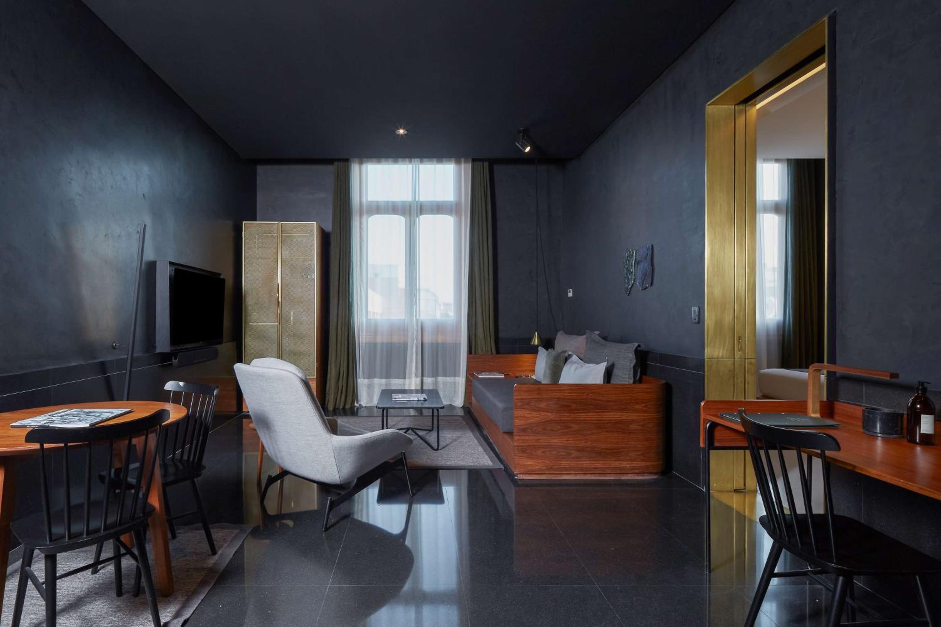 One-Bedroom King Suite - Photo 4