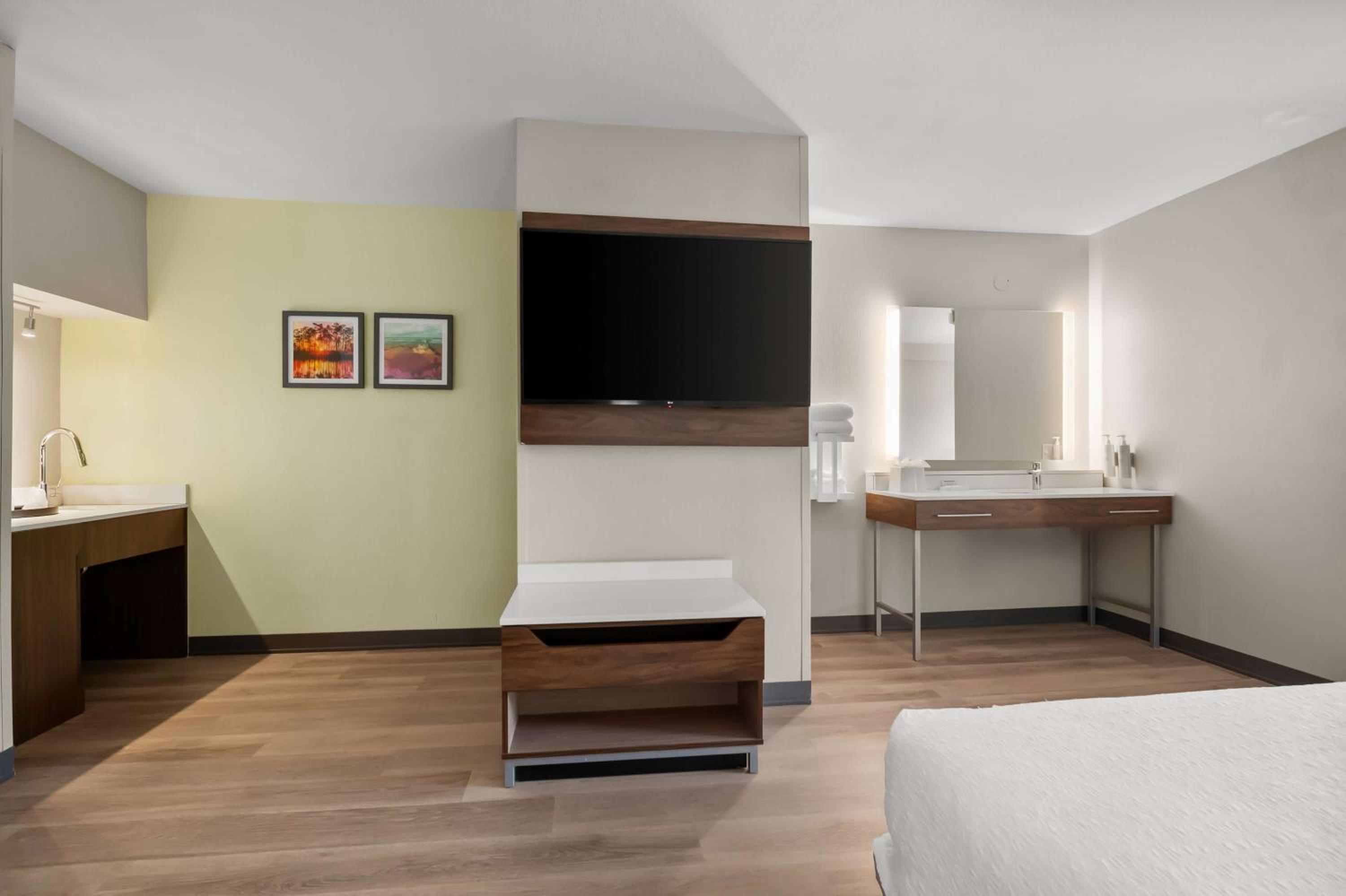 King Room - Mobility/Hearing Accessible - Photo 4