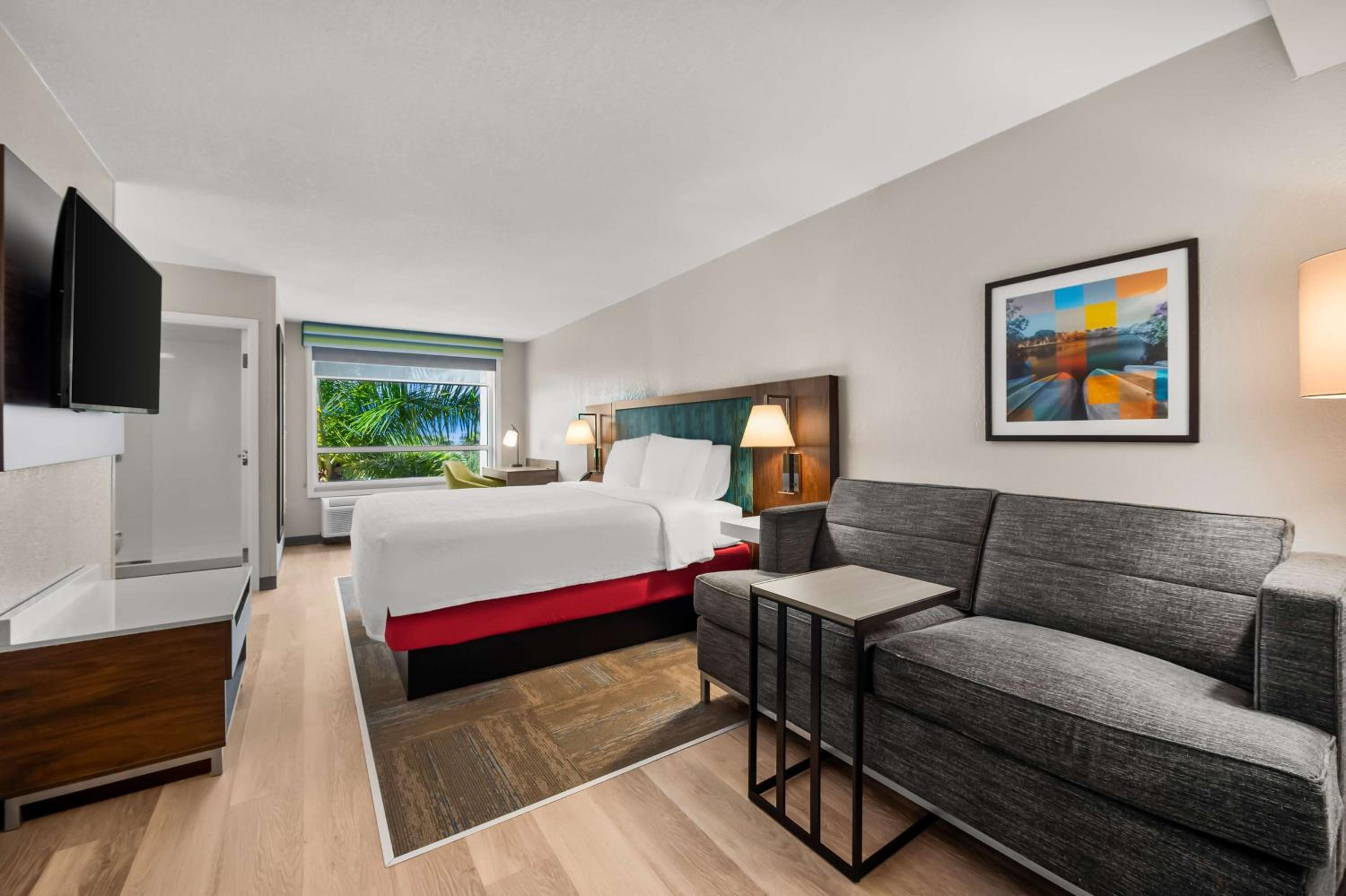 King Room with Sofa Bed - Photo 4