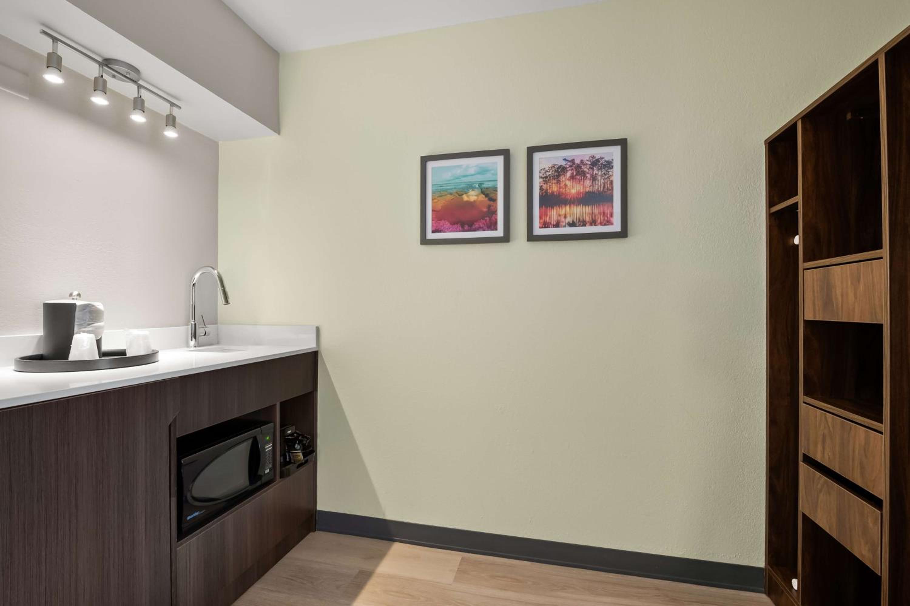 Room with Two Queen Beds and Microwave/Fridge - Non-Smoking - Photo 4