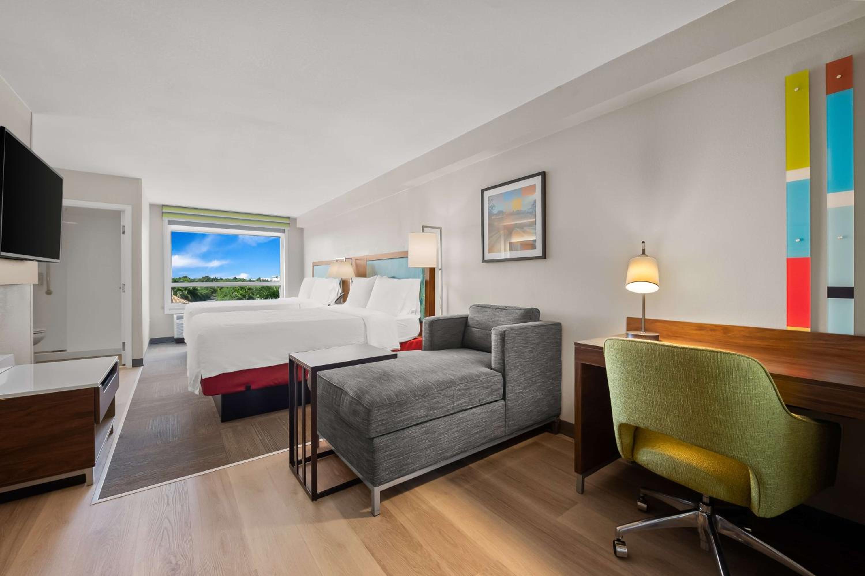 Room with Two Queen Beds and Microwave/Fridge - Non-Smoking - Photo 3
