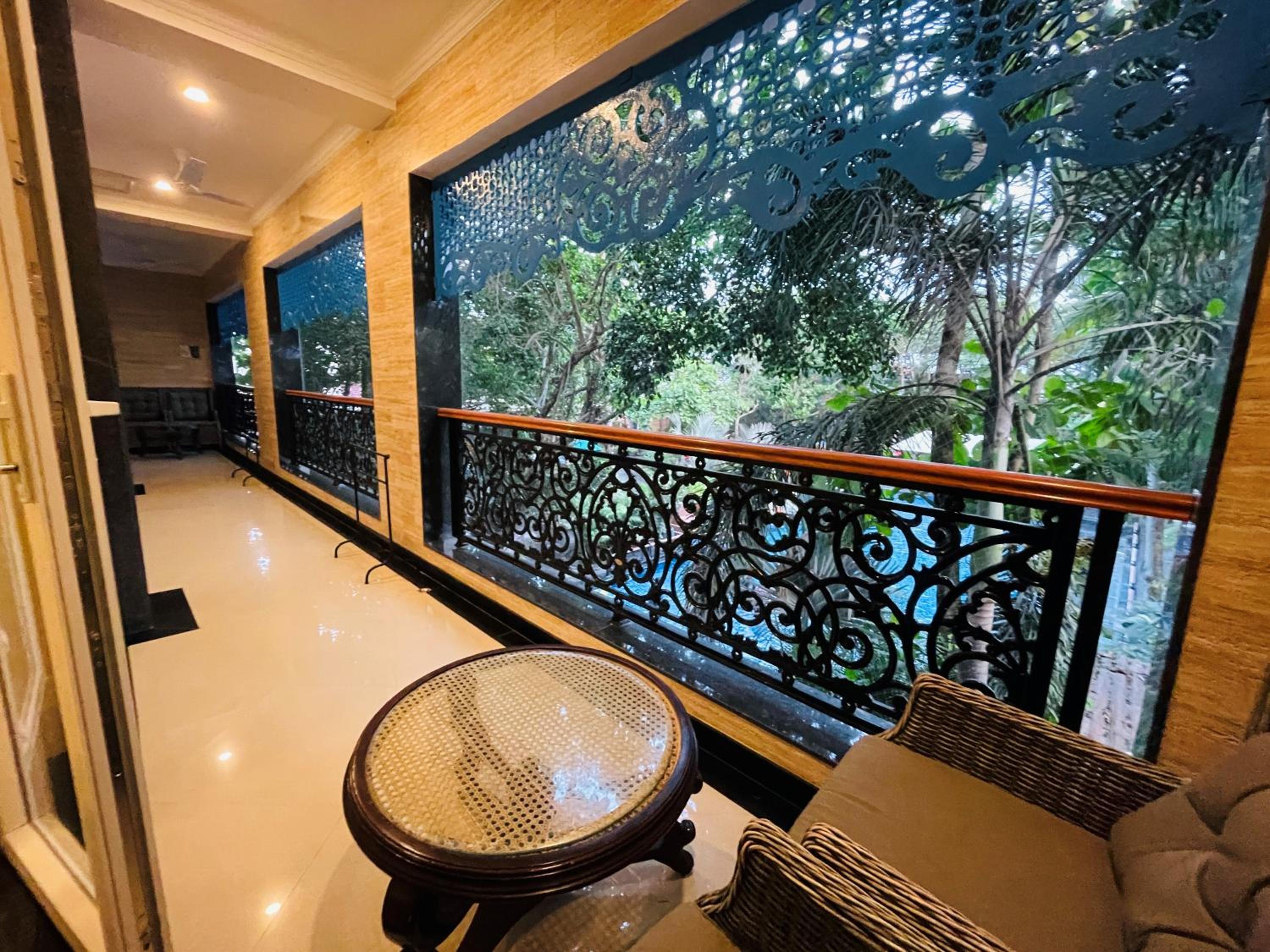 Executive Suite  - 10% Discount on Foods & Soft Beverages* | 15% Discounts on Laundry Services* | INR 500 spa credit during your stay on selective Massage services. TnC Apply.* | Free Mini-bar - 2 cans of soft Beverages (Once on Arrival) photo 2