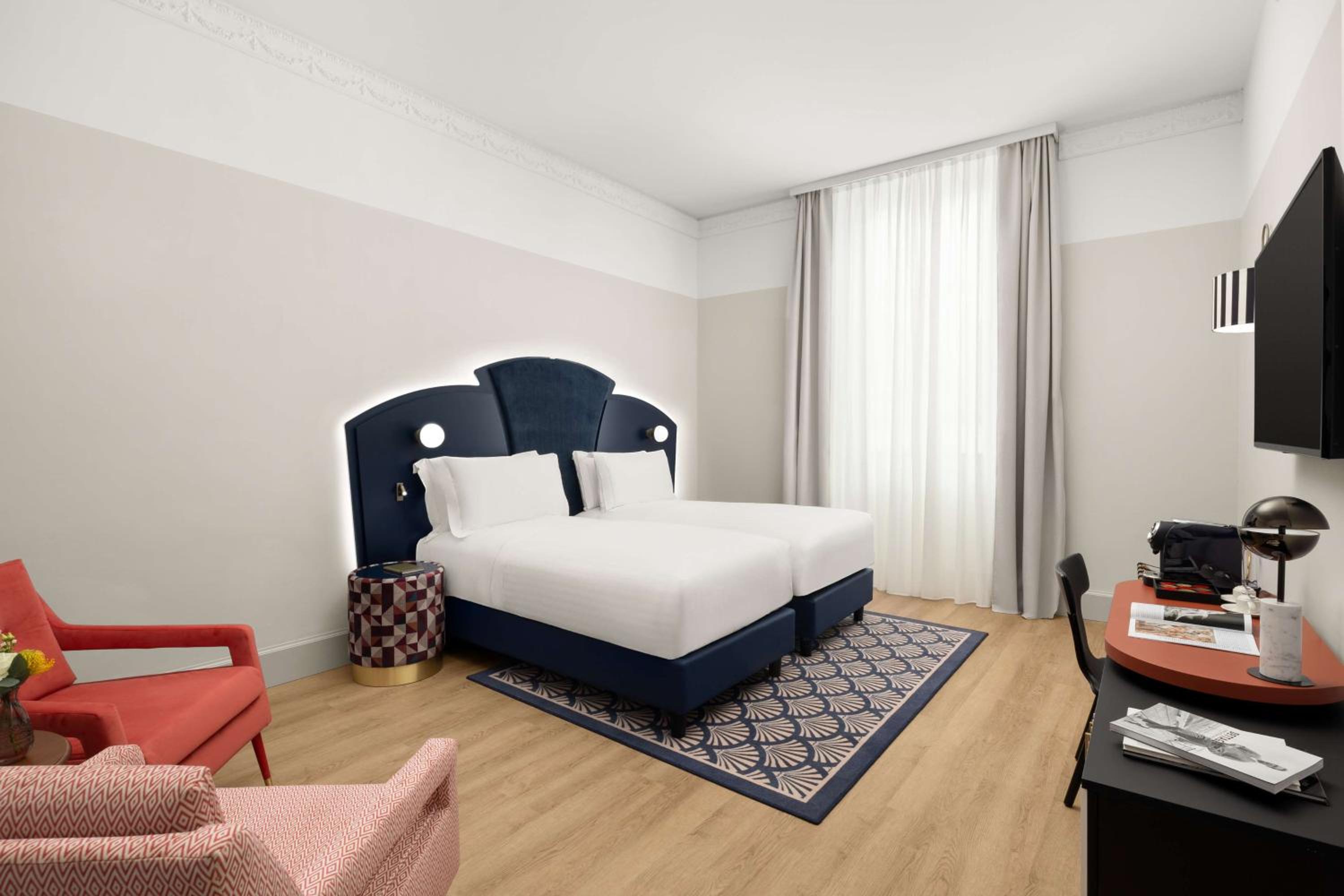 Deluxe Twin Room thumbnail 5