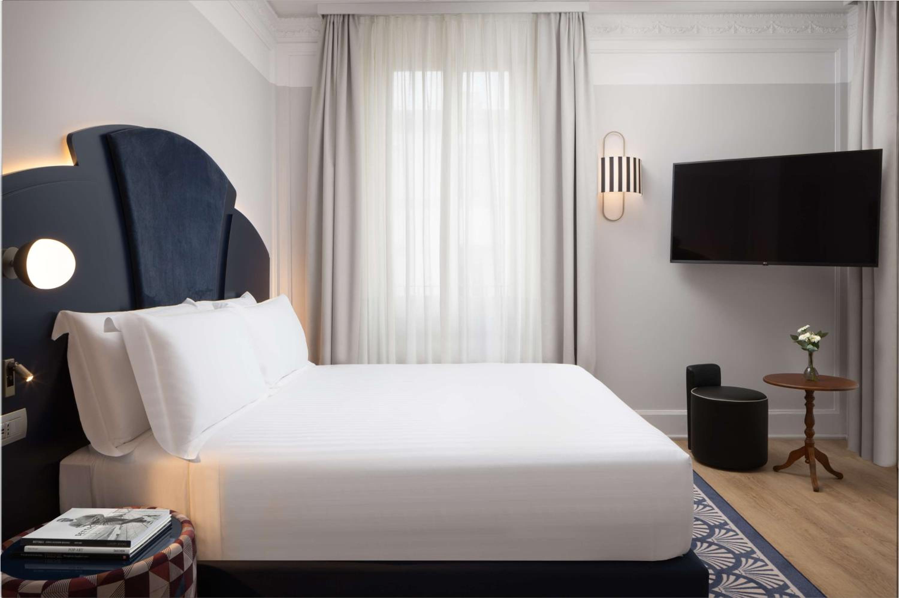 Deluxe King Room with Terrace thumbnail 5