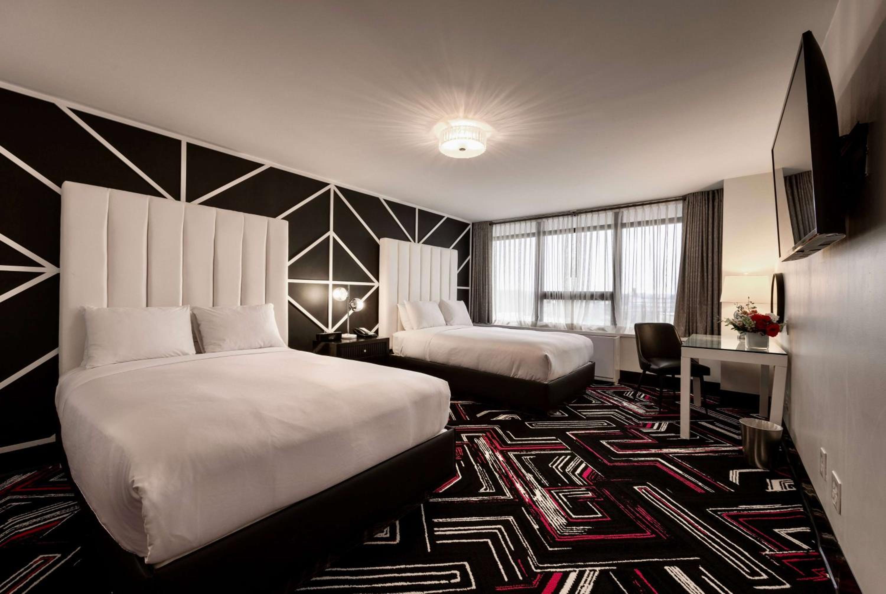 Double Room with Mobility/Hearing Access, Two Double Beds andTub with  Grab Bars, Non-Smoking - Photo 2