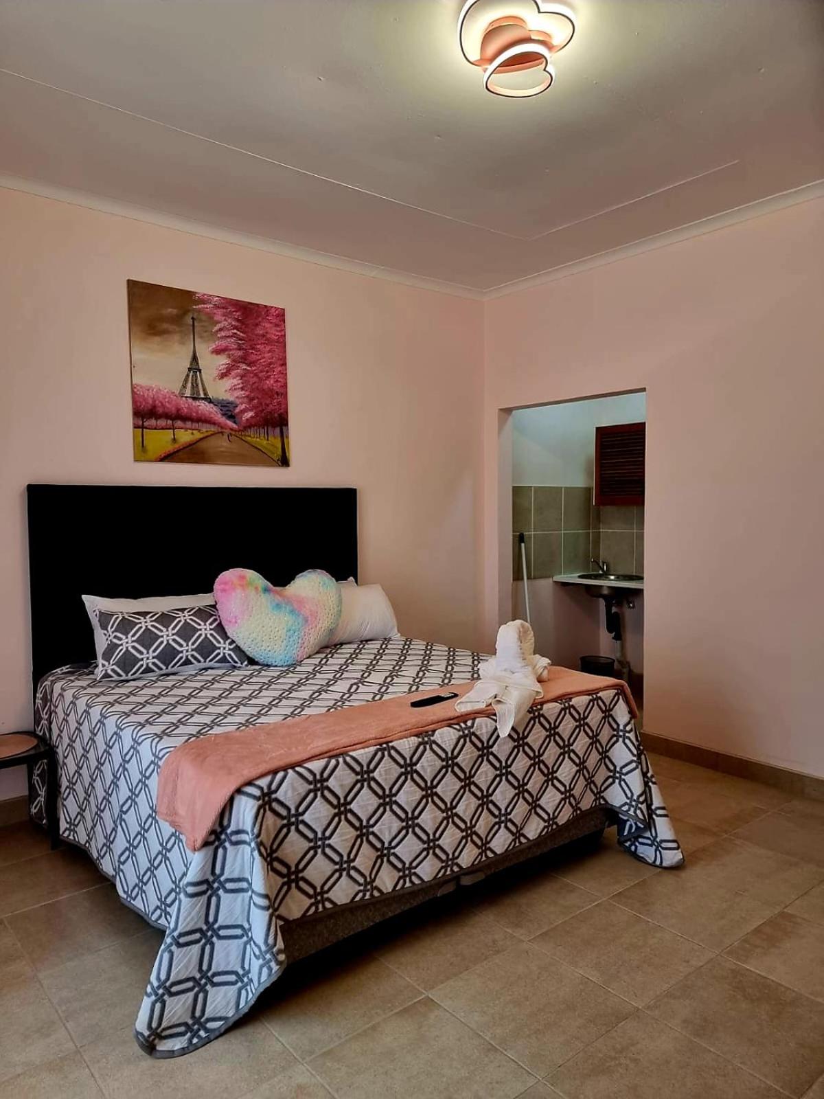 Deluxe Double Room (2 Adults + 1 Child) - Photo 3