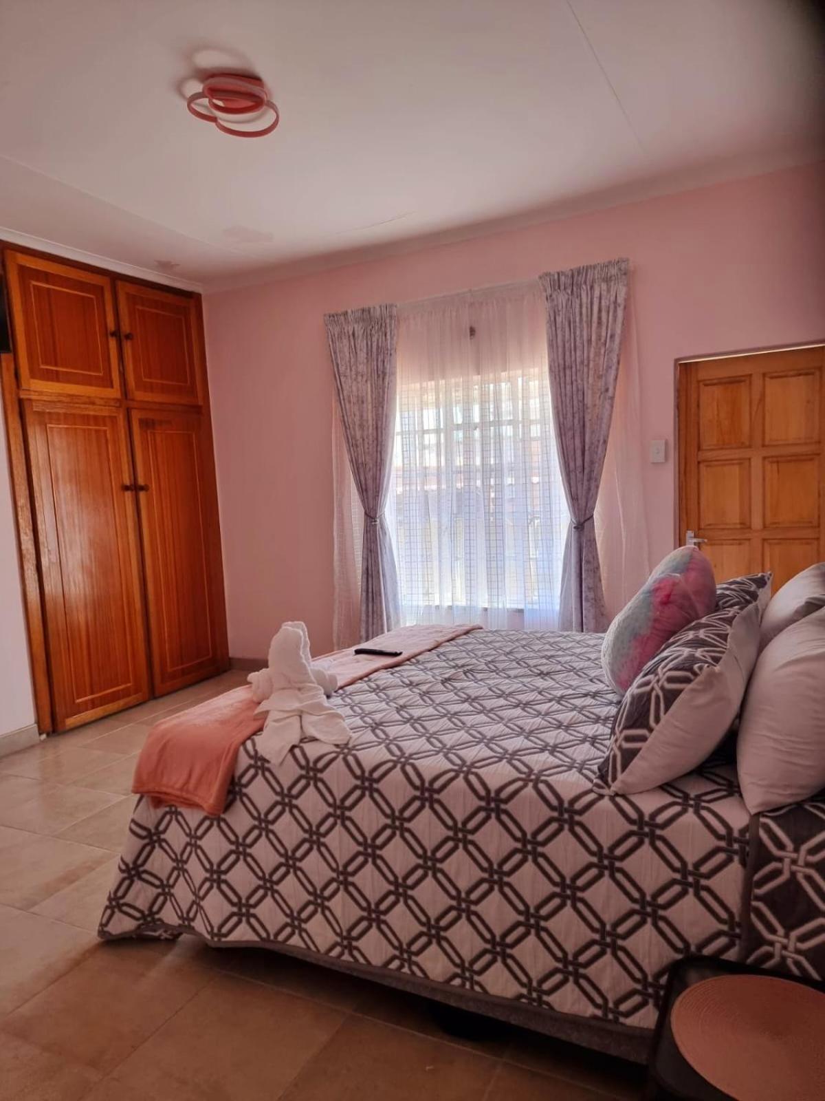 Deluxe Double Room (2 Adults + 1 Child) - Photo 4