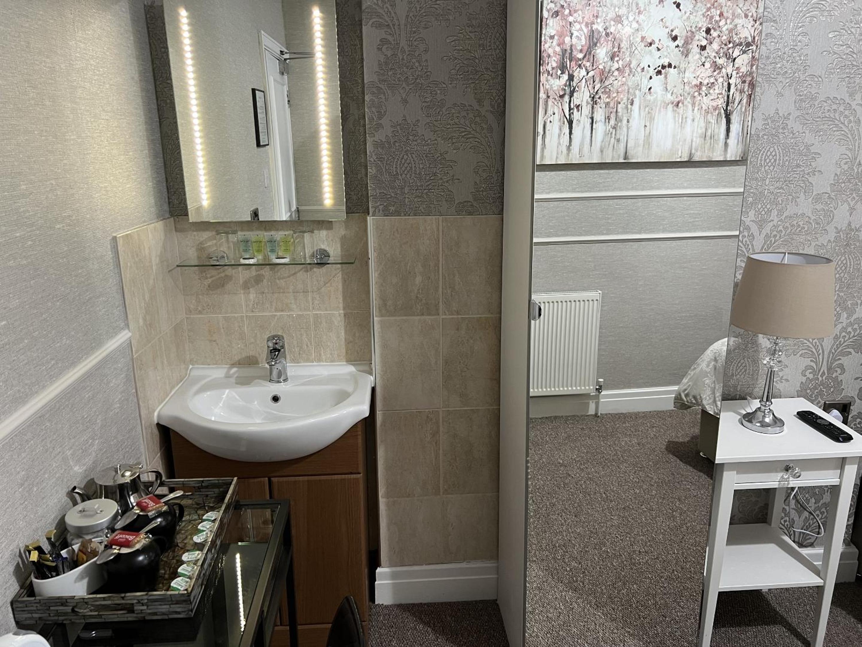Standard Double Room - Photo 12