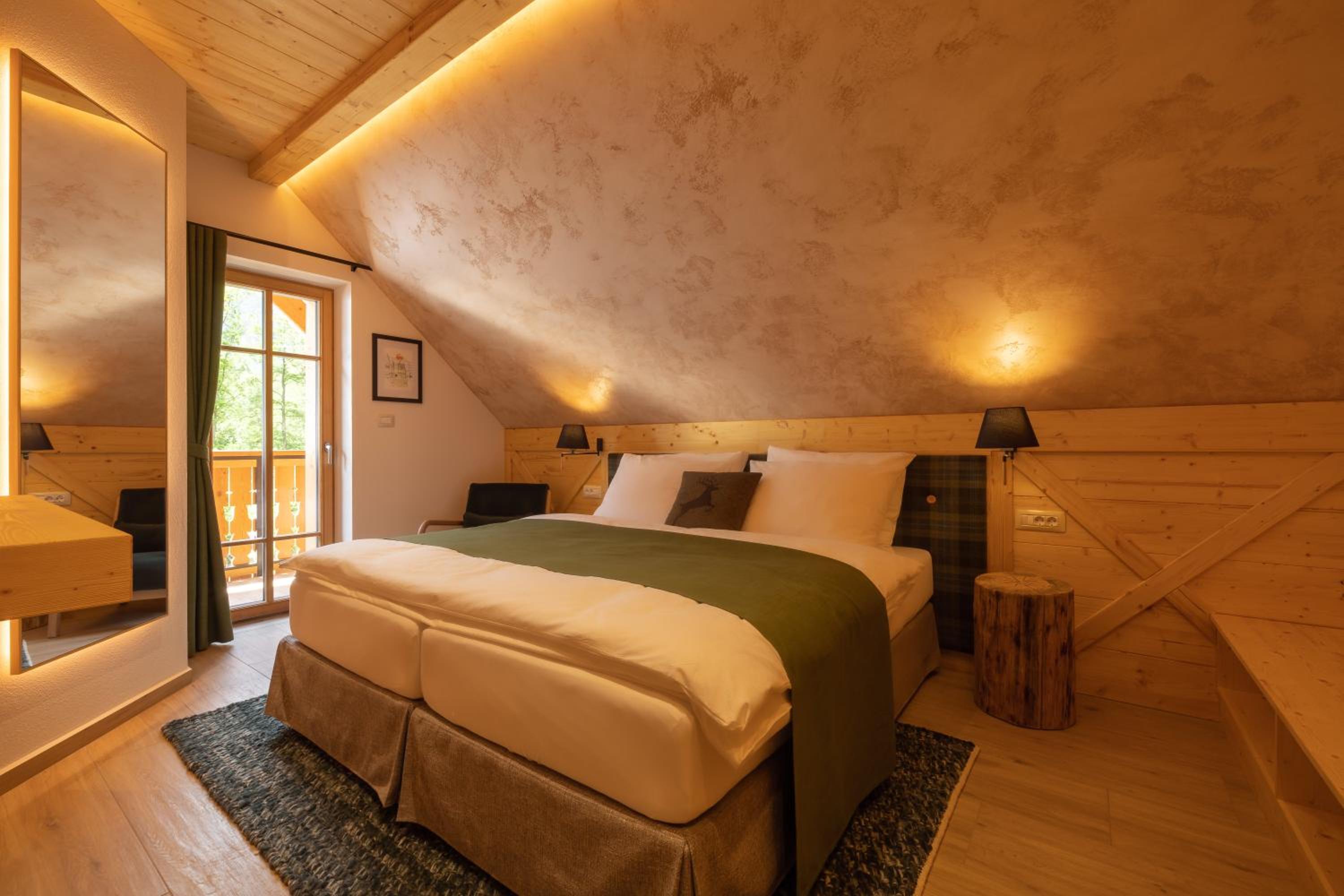 Deluxe Suite with Private Wellness and Fireplace