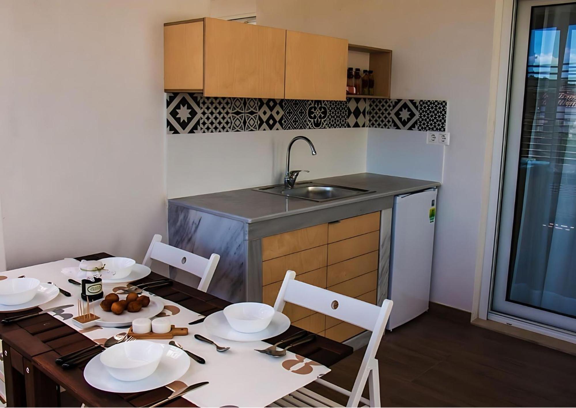 Apartment with Balcony - Photo 3