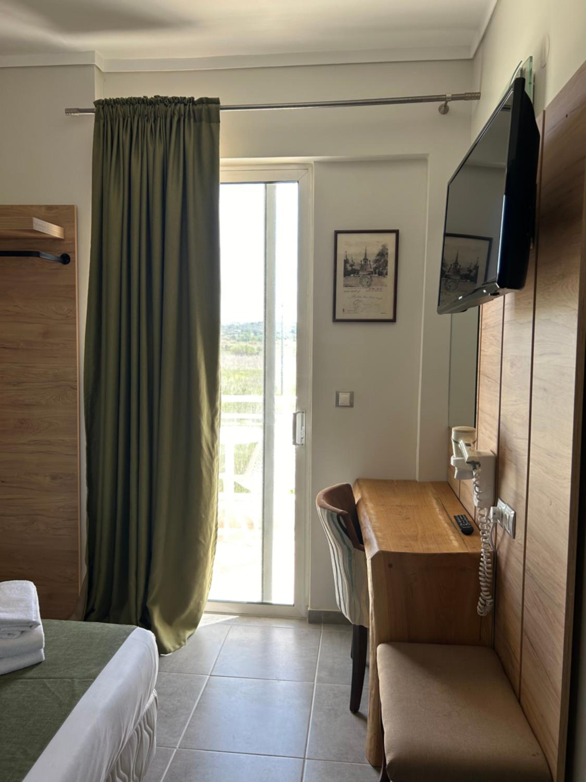  Double or Twin Room with Mountain View - Photo 8