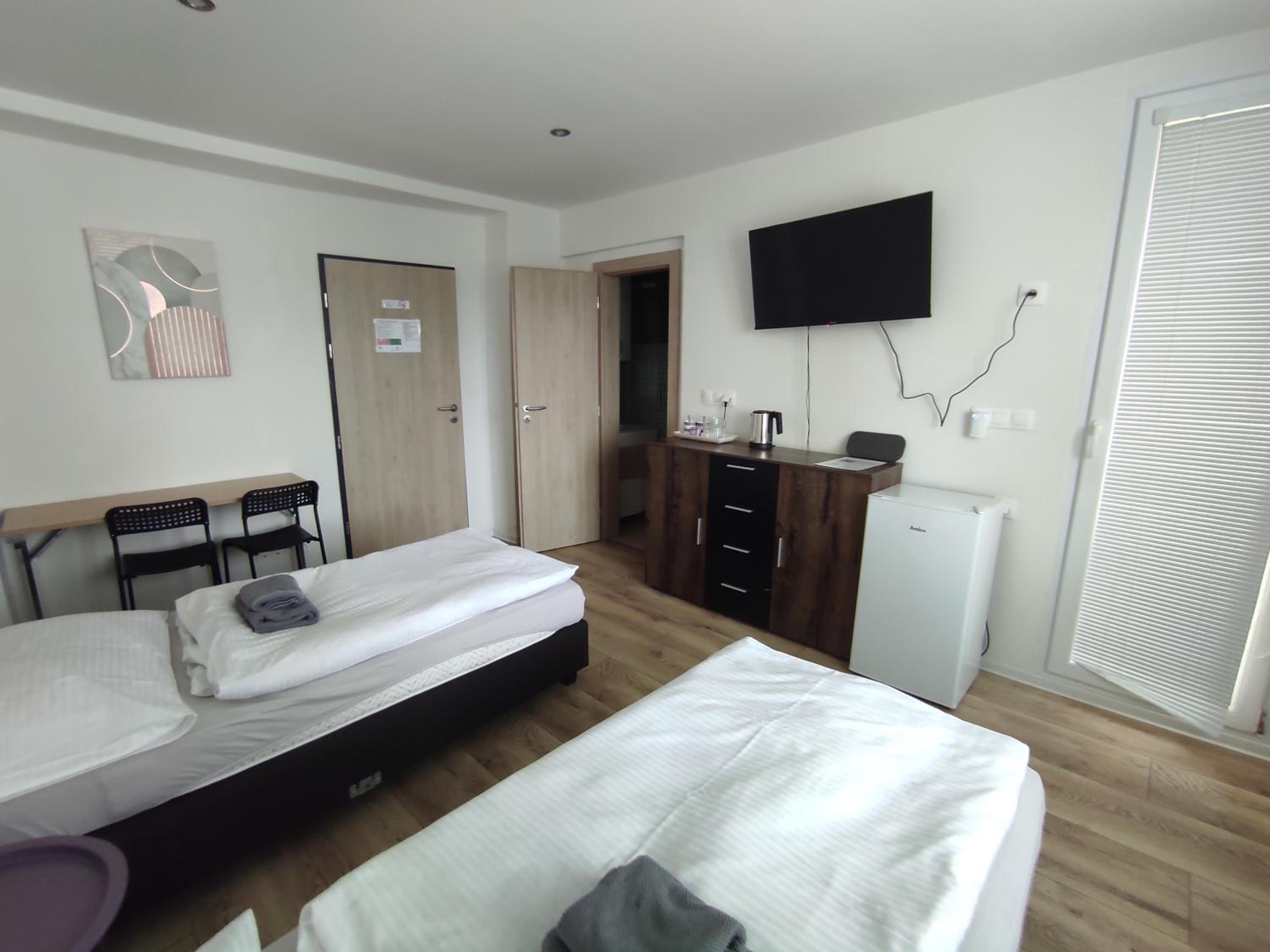 Twin Room with Balcony - Photo 2