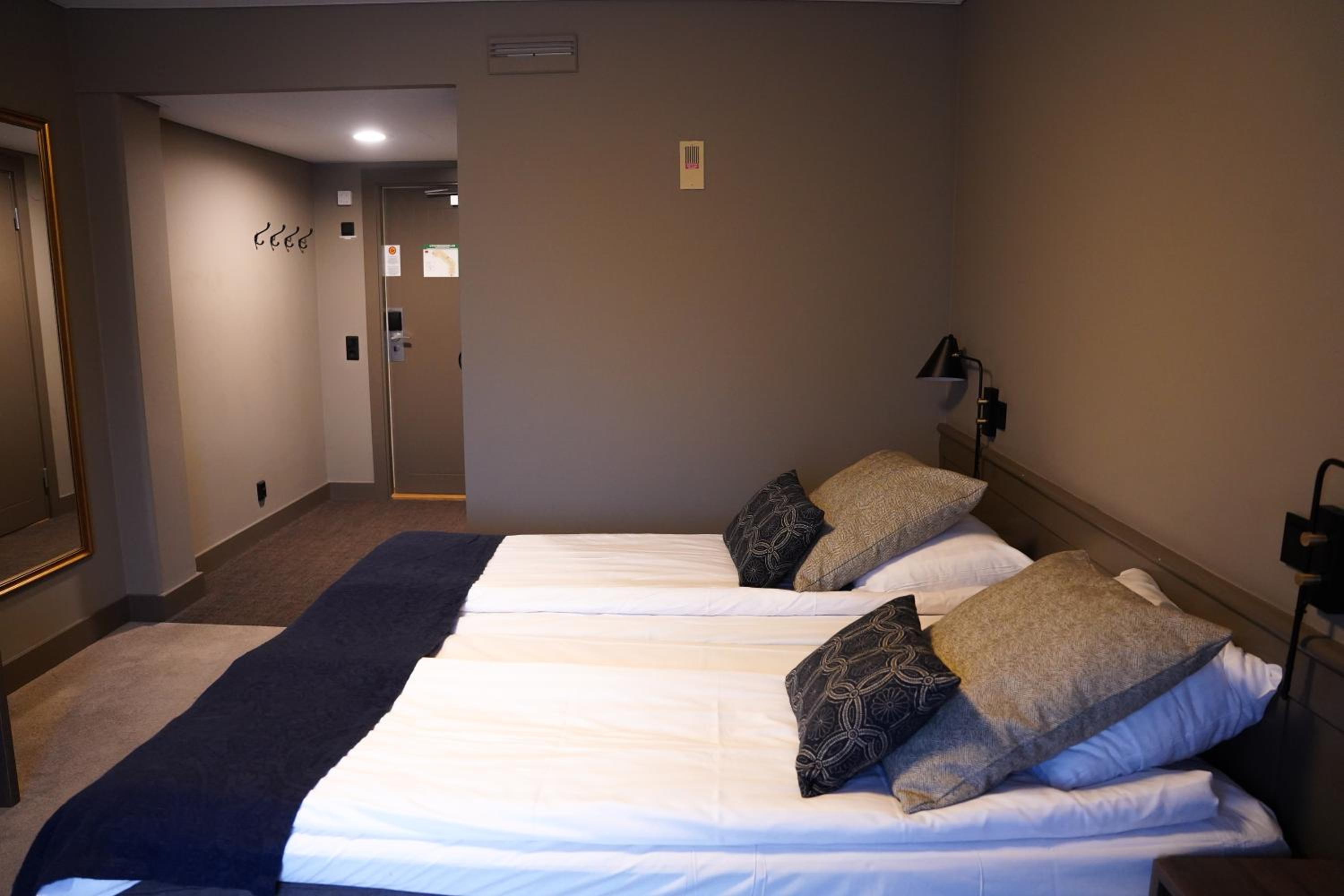 Standard Twin Room - Photo 6