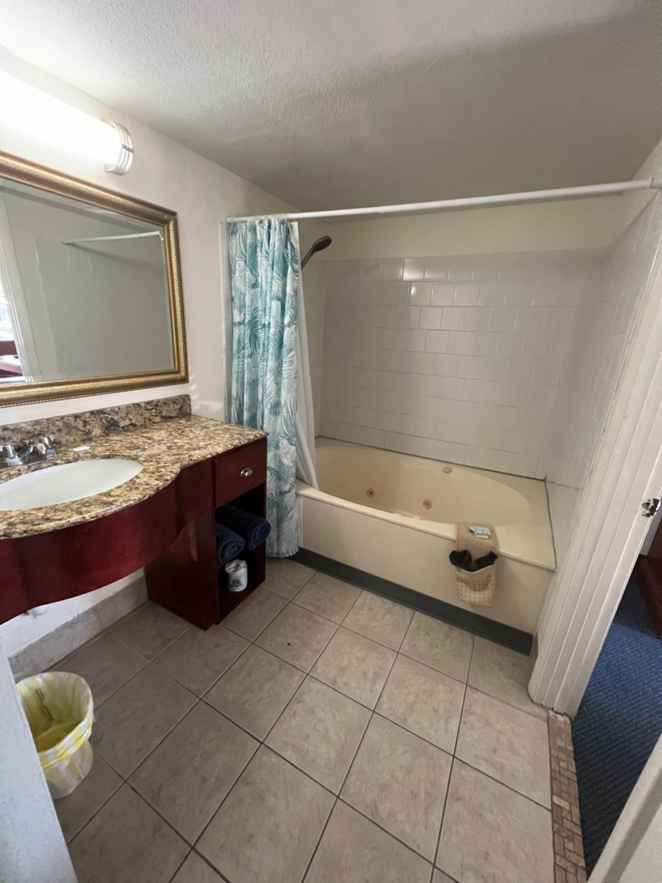 King Room With Spa Bath - Non-Smoking photo 2