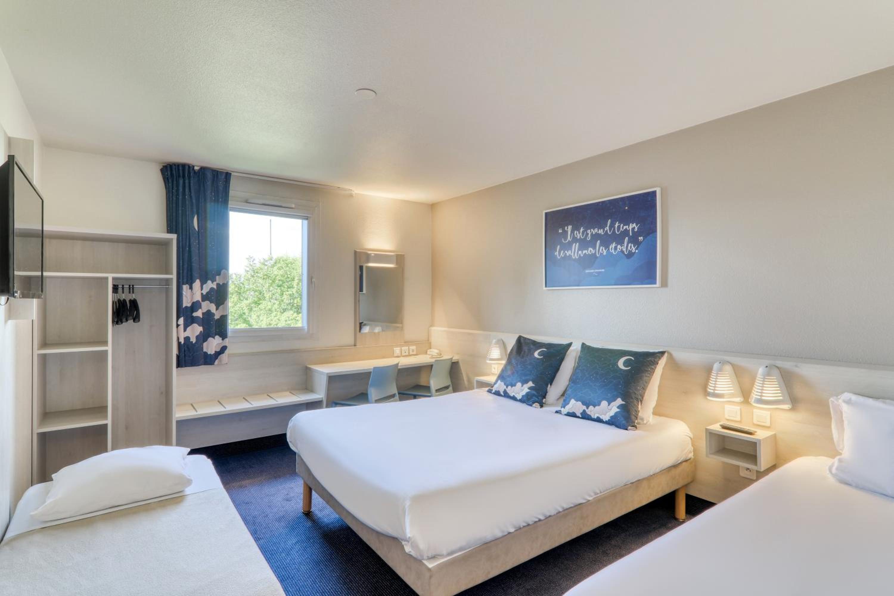 Quadruple Room (1 double bed, 1 single bed, 1 child bed (70/63 in))