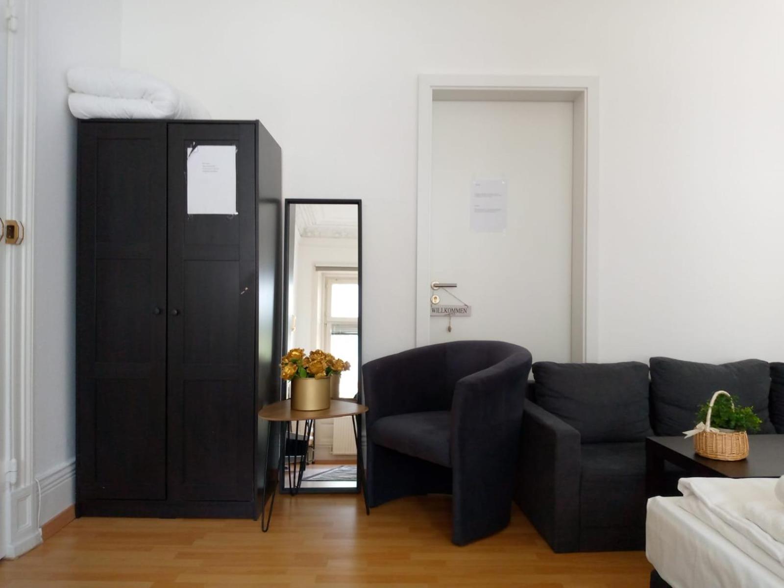 One-Bedroom Apartment - Photo 4