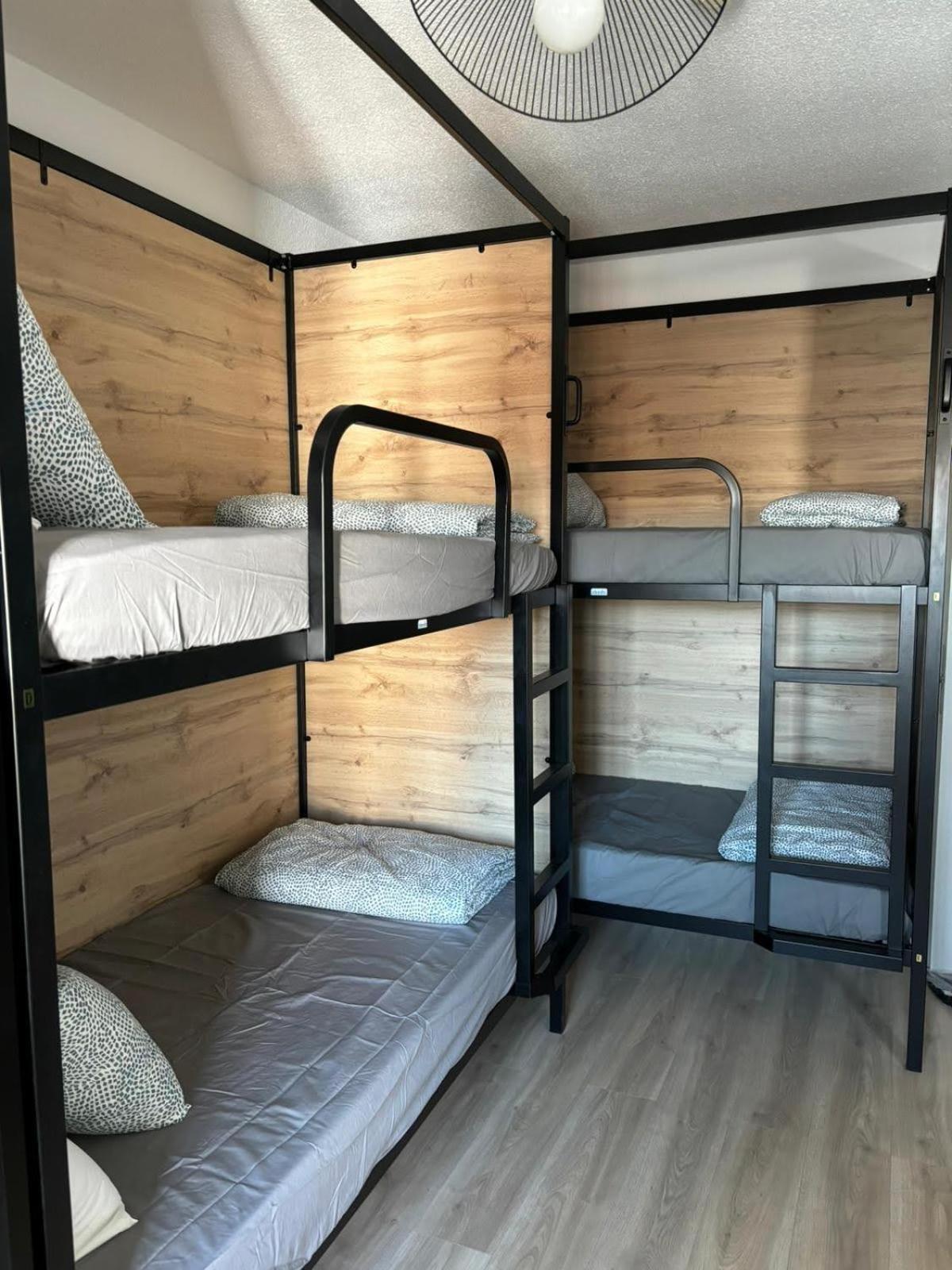 Cama en Habitación Compartida Femenina de 6 Camas
