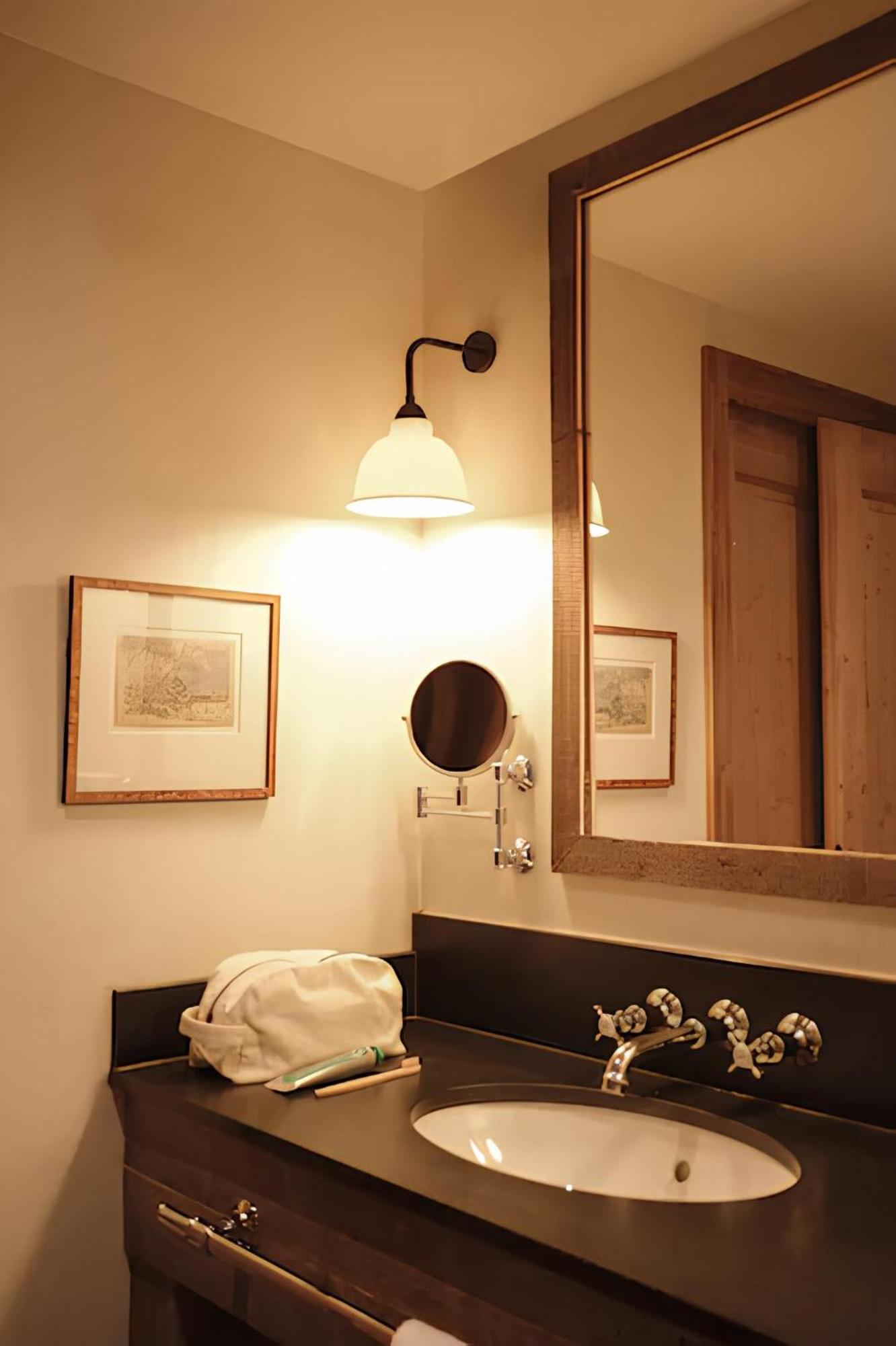 One-bedroom suite prestige family photo 3