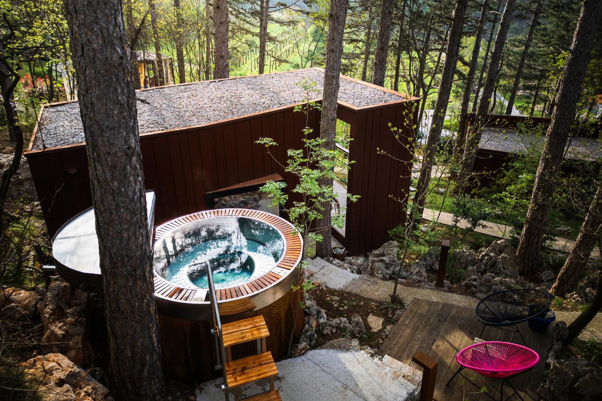 Glamping Hut with Hot Bath and Balcony photo 2
