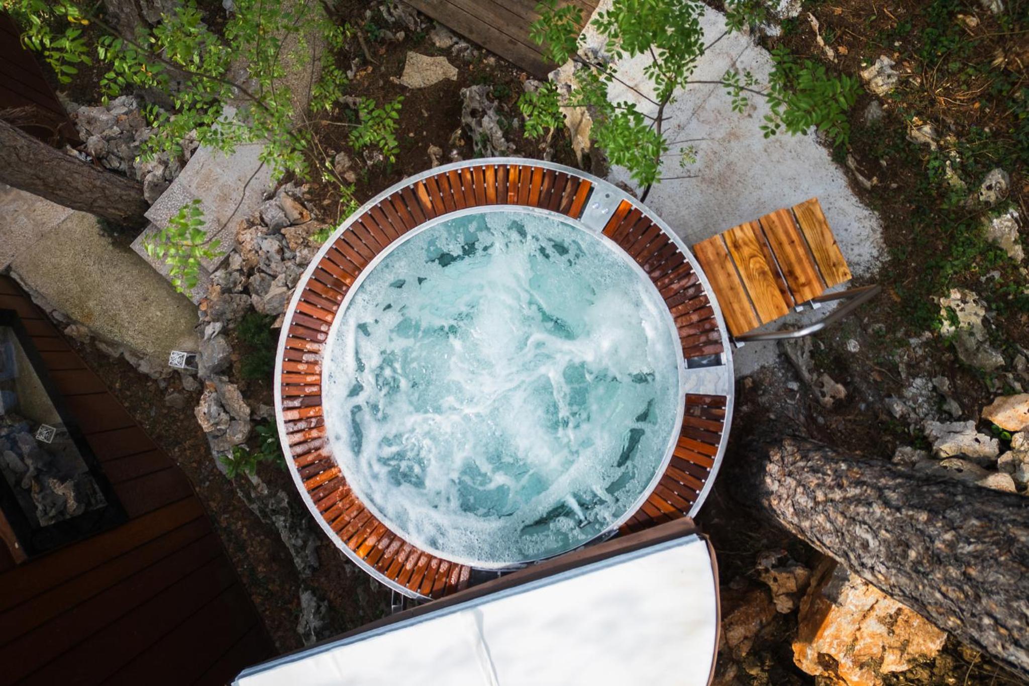 Glamping Hut with Hot Bath, Reading Nook and Balcony photo 2