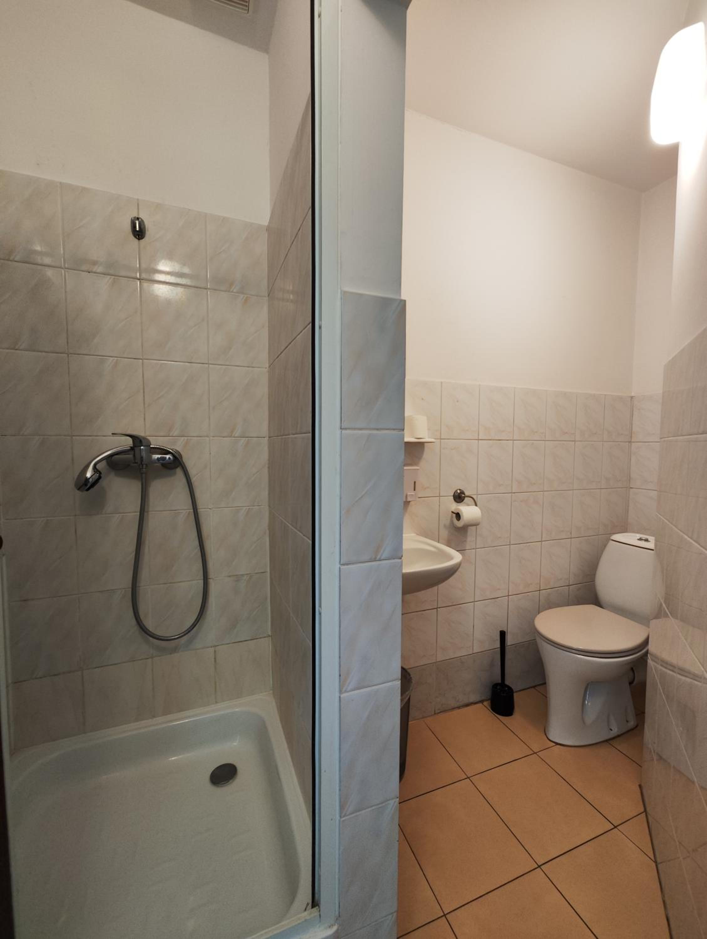 Double Room with Private Bathroom - Photo 5