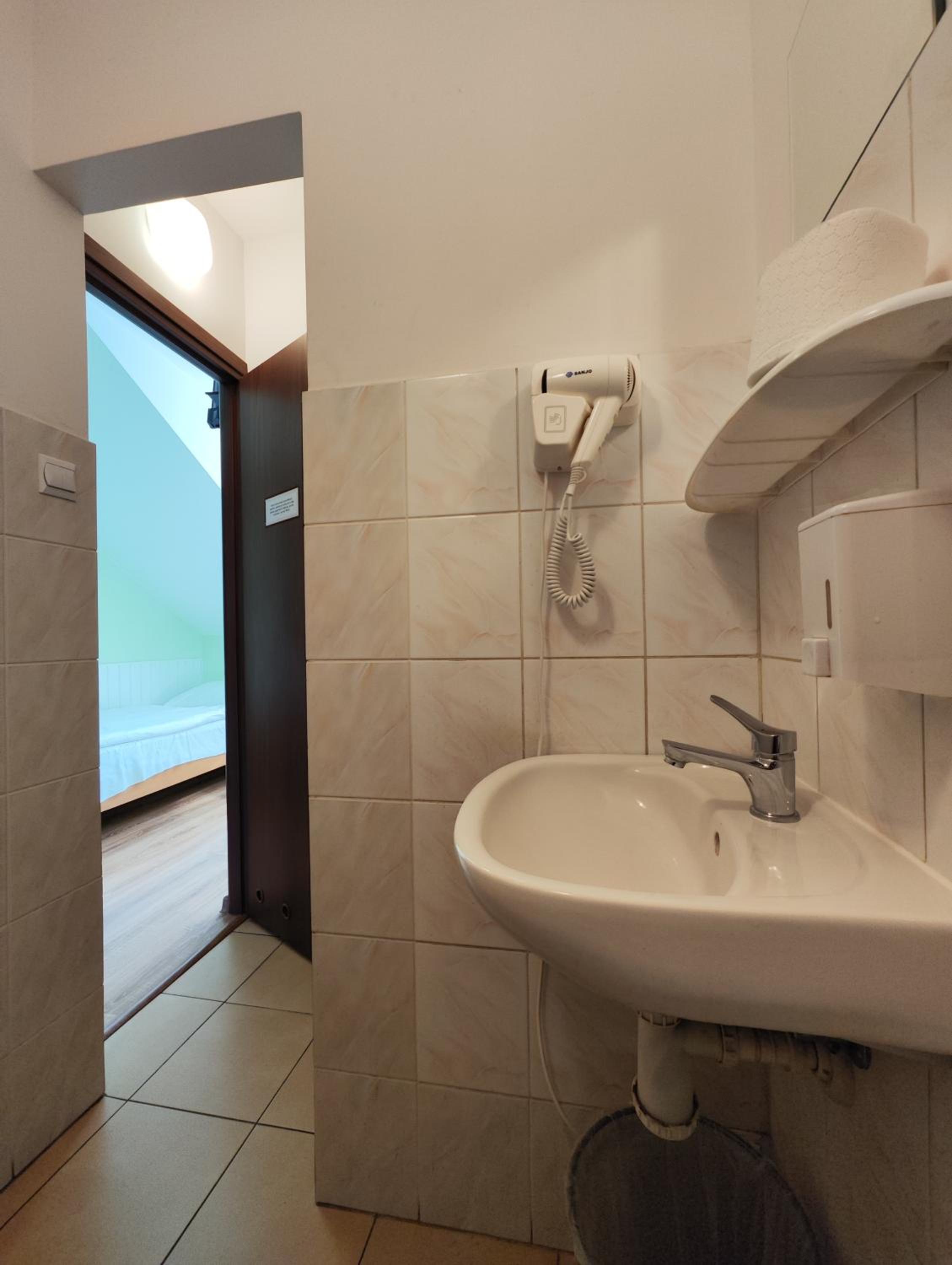 Double Room with Private Bathroom - Photo 6