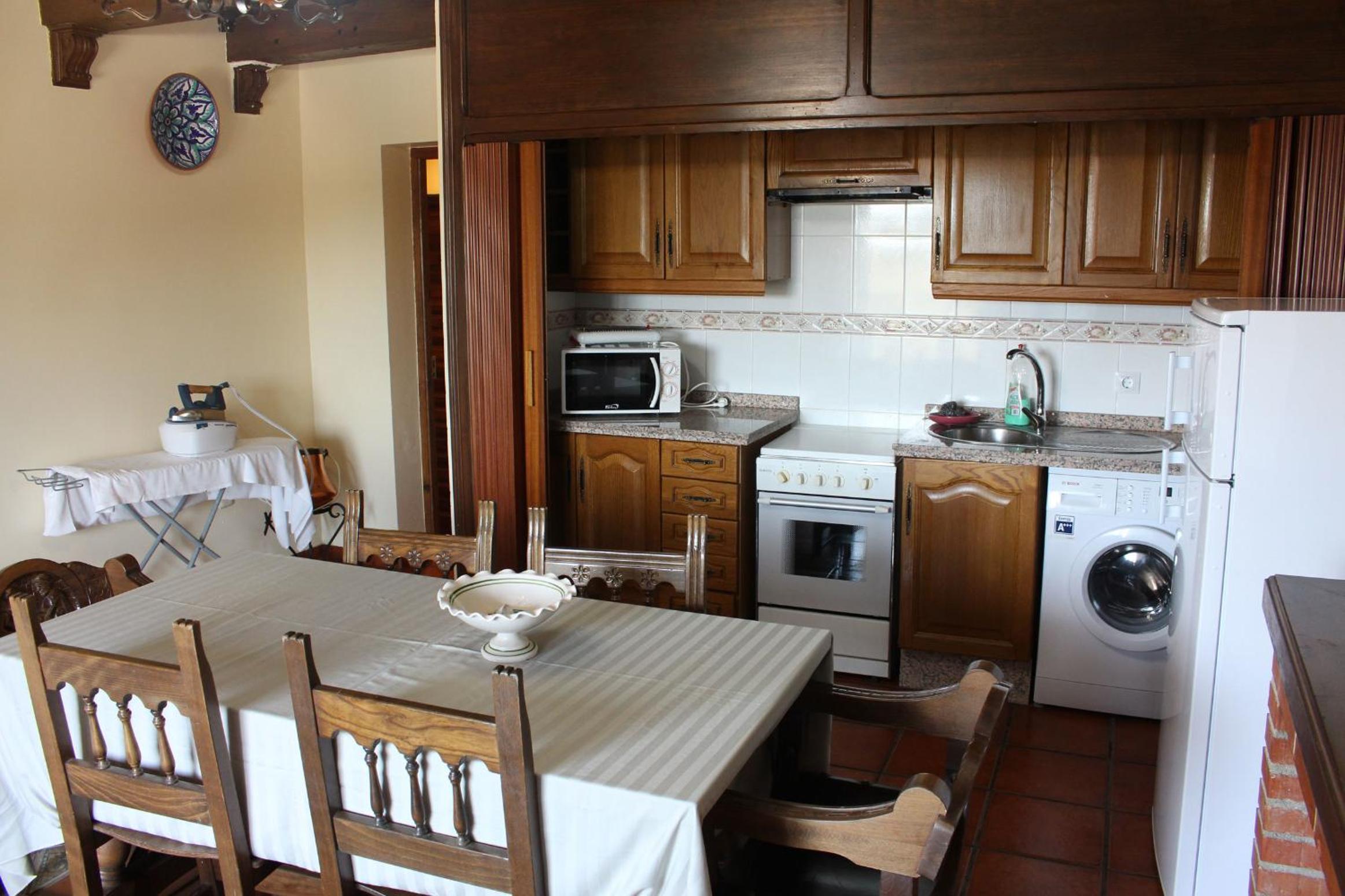 Six-Bedroom House photo 3