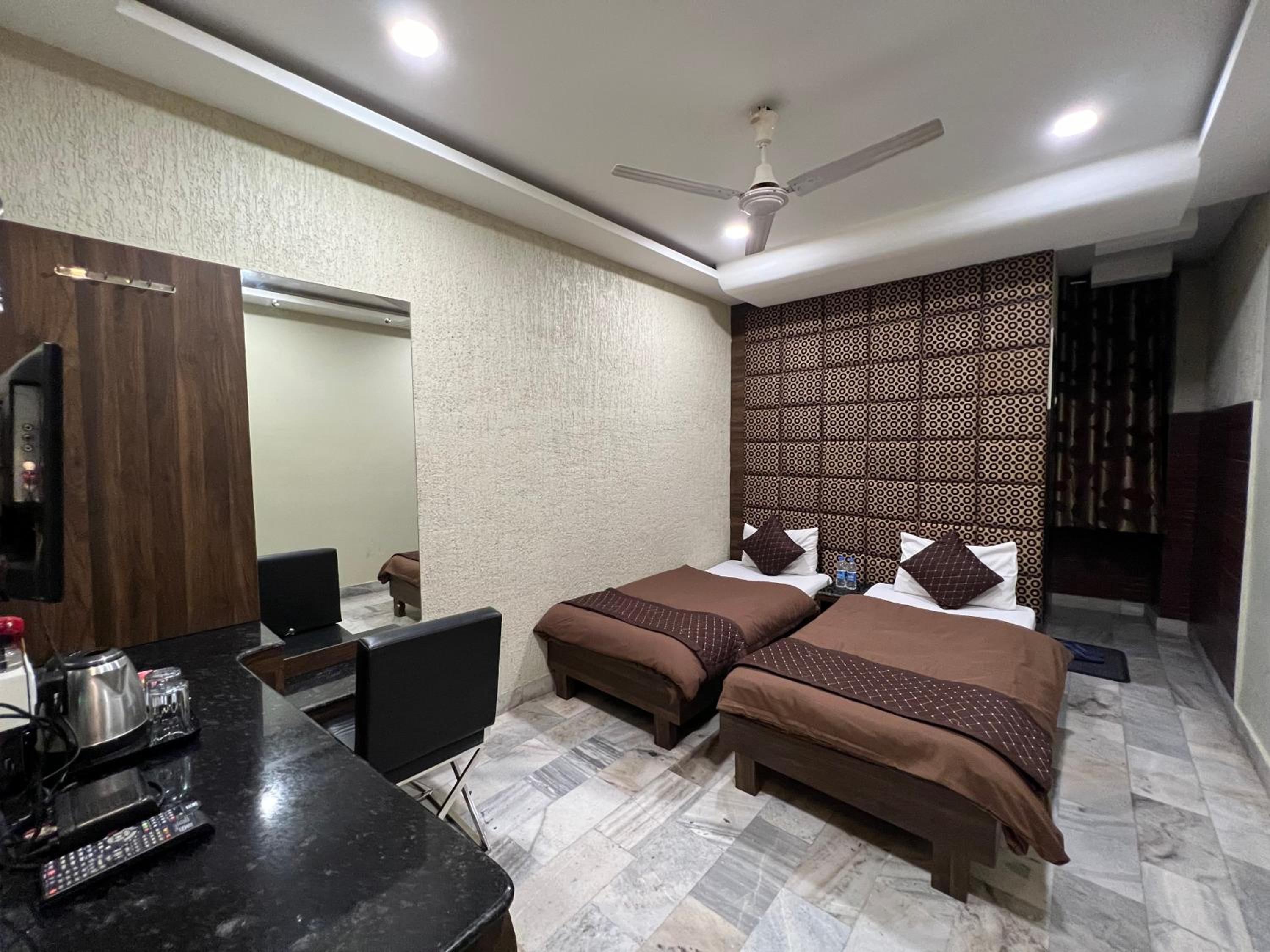 Queen Room - Photo 14