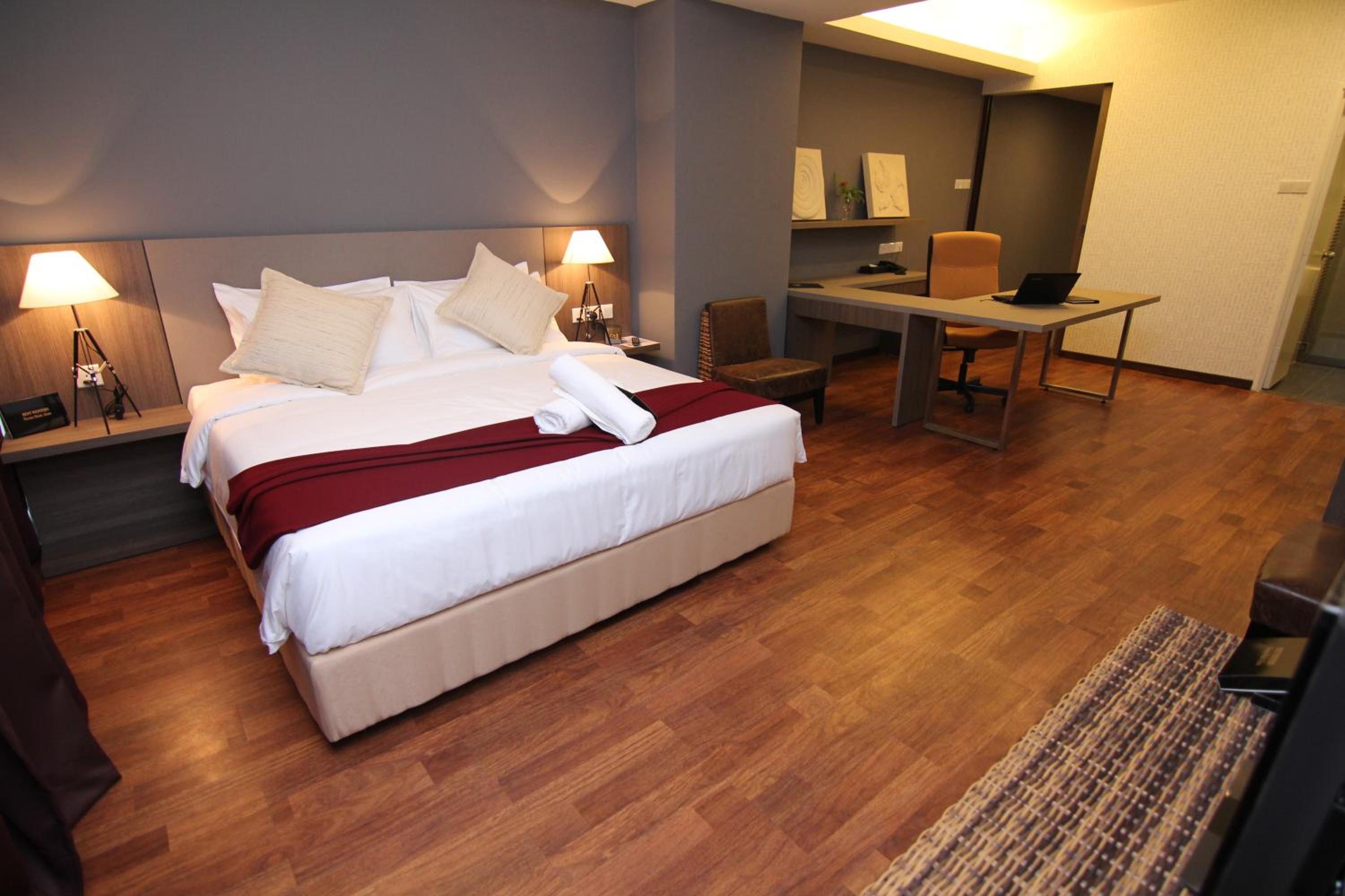 Deluxe King Room - Photo 17