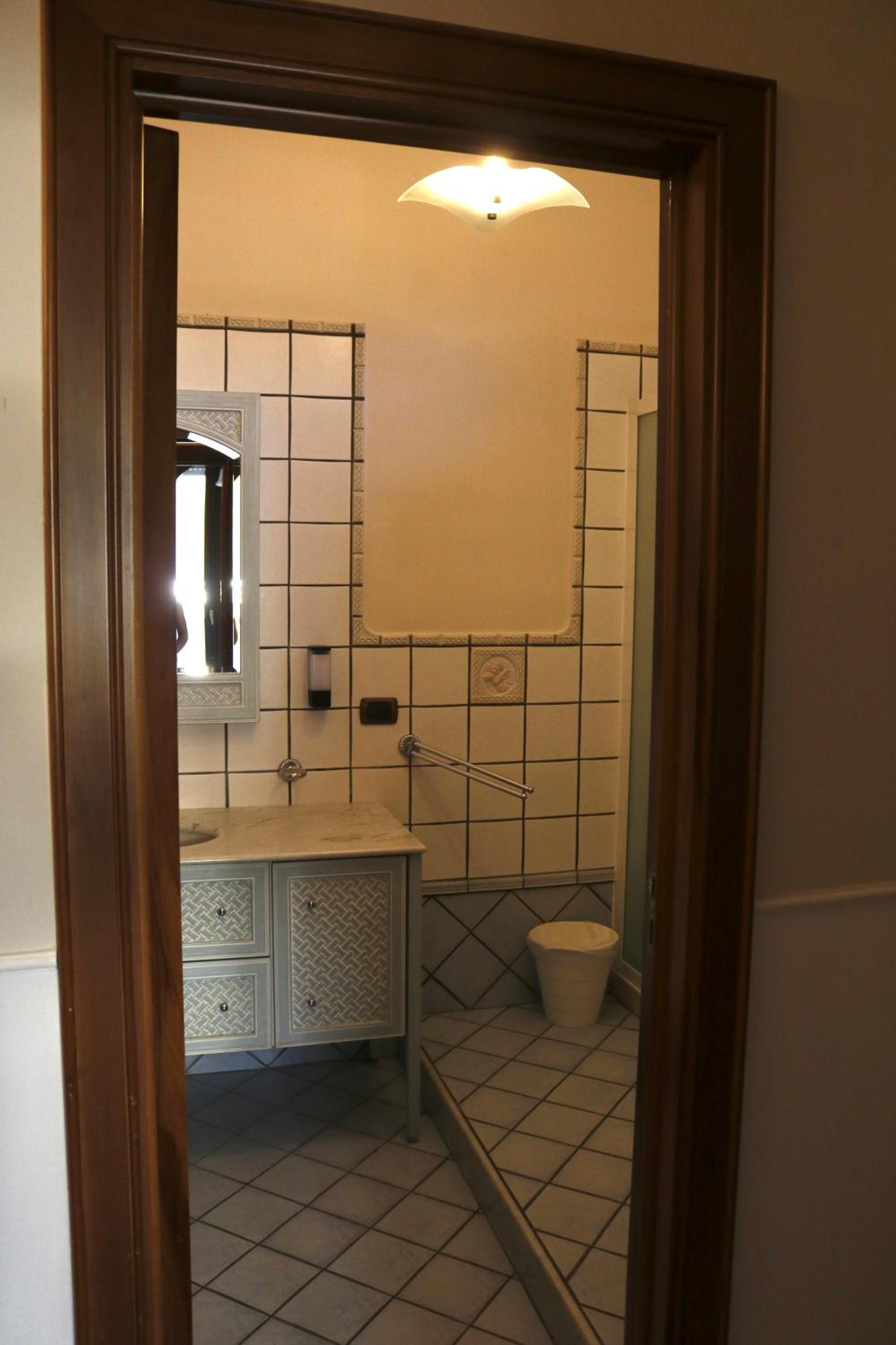 Deluxe King Room - Photo 5