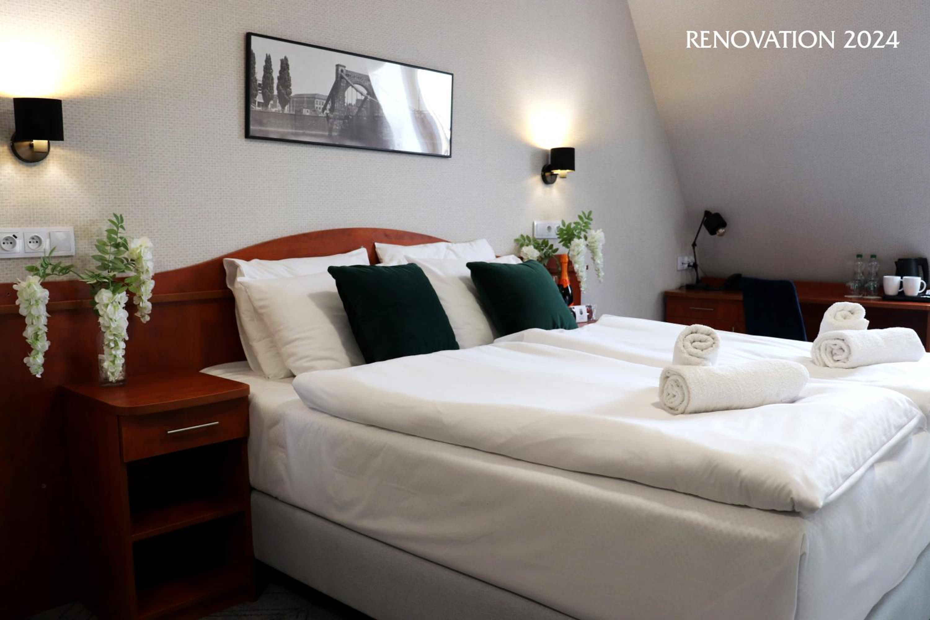Deluxe King Room - Photo 1