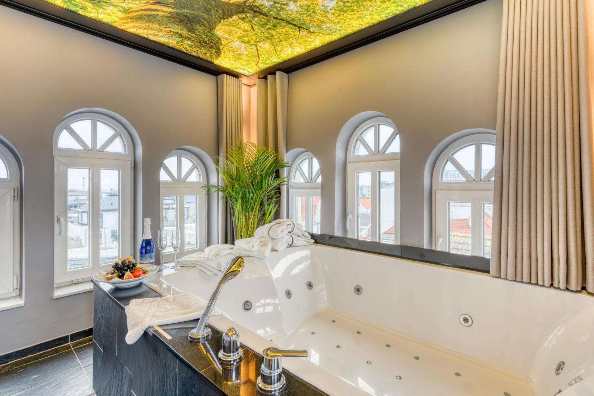 Suite with Hot Tub photo 2