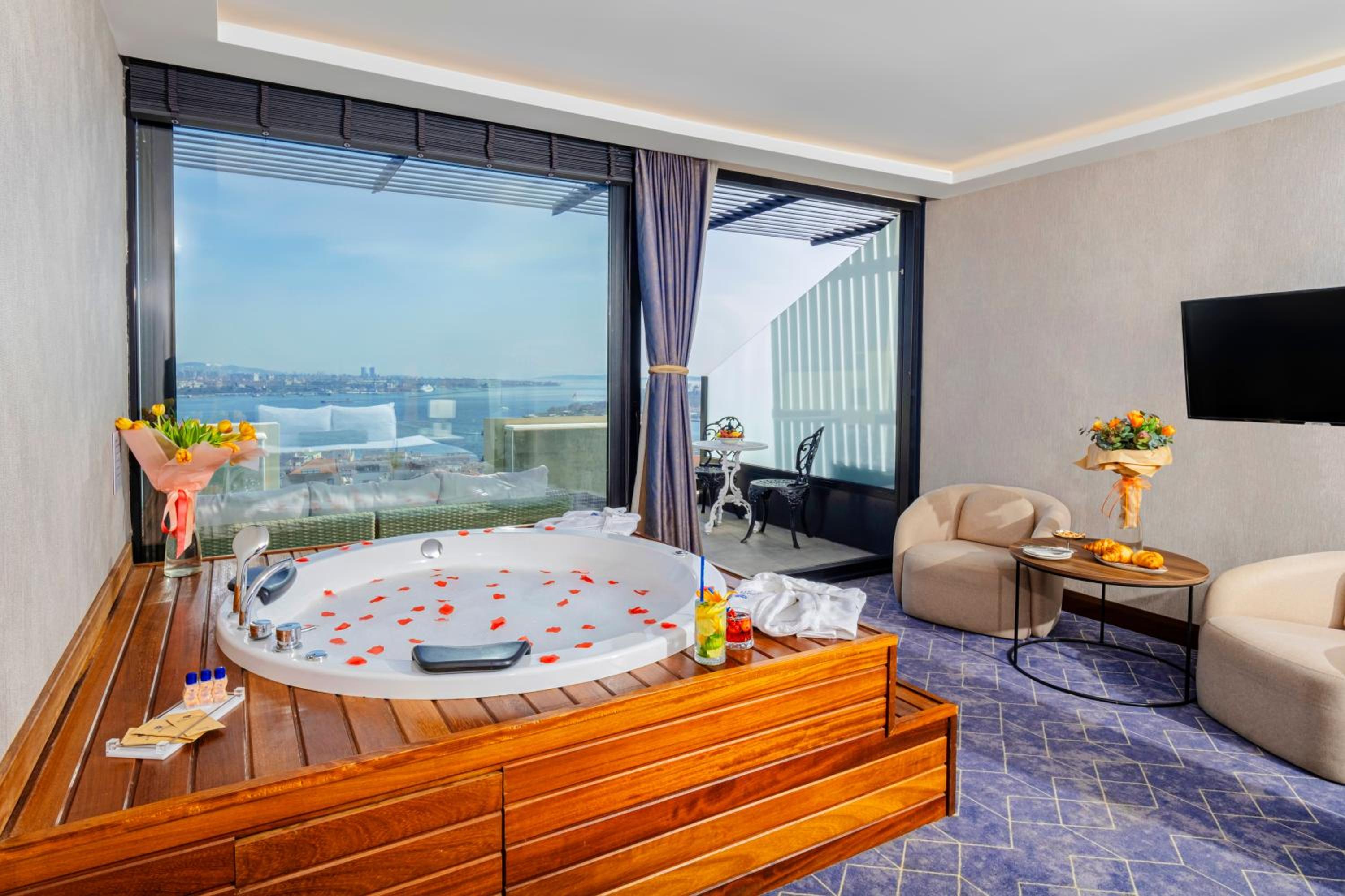Deluxe Bosphorus Room with Terrace photo 3