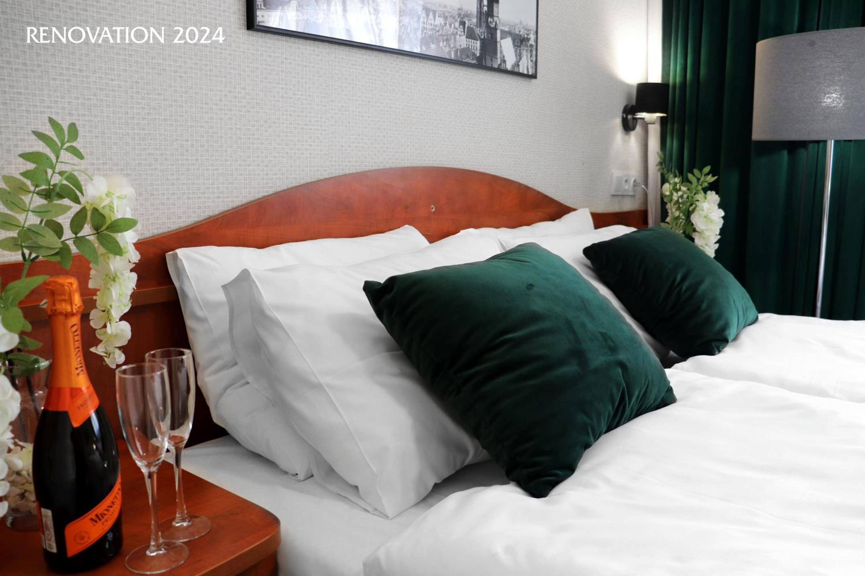 Deluxe King Room - Photo 4