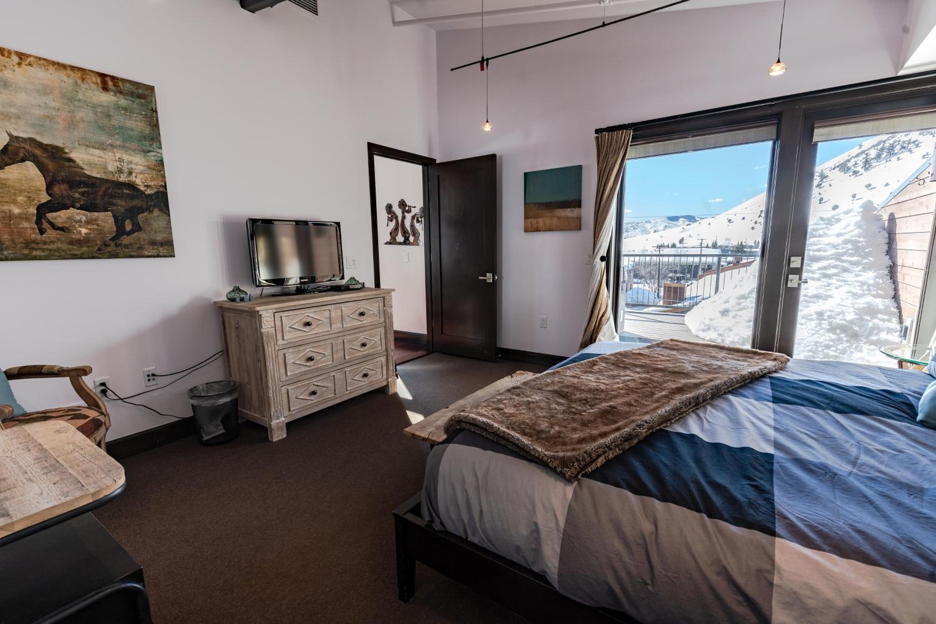 Two-Bedroom Deluxe Apartment photo 2