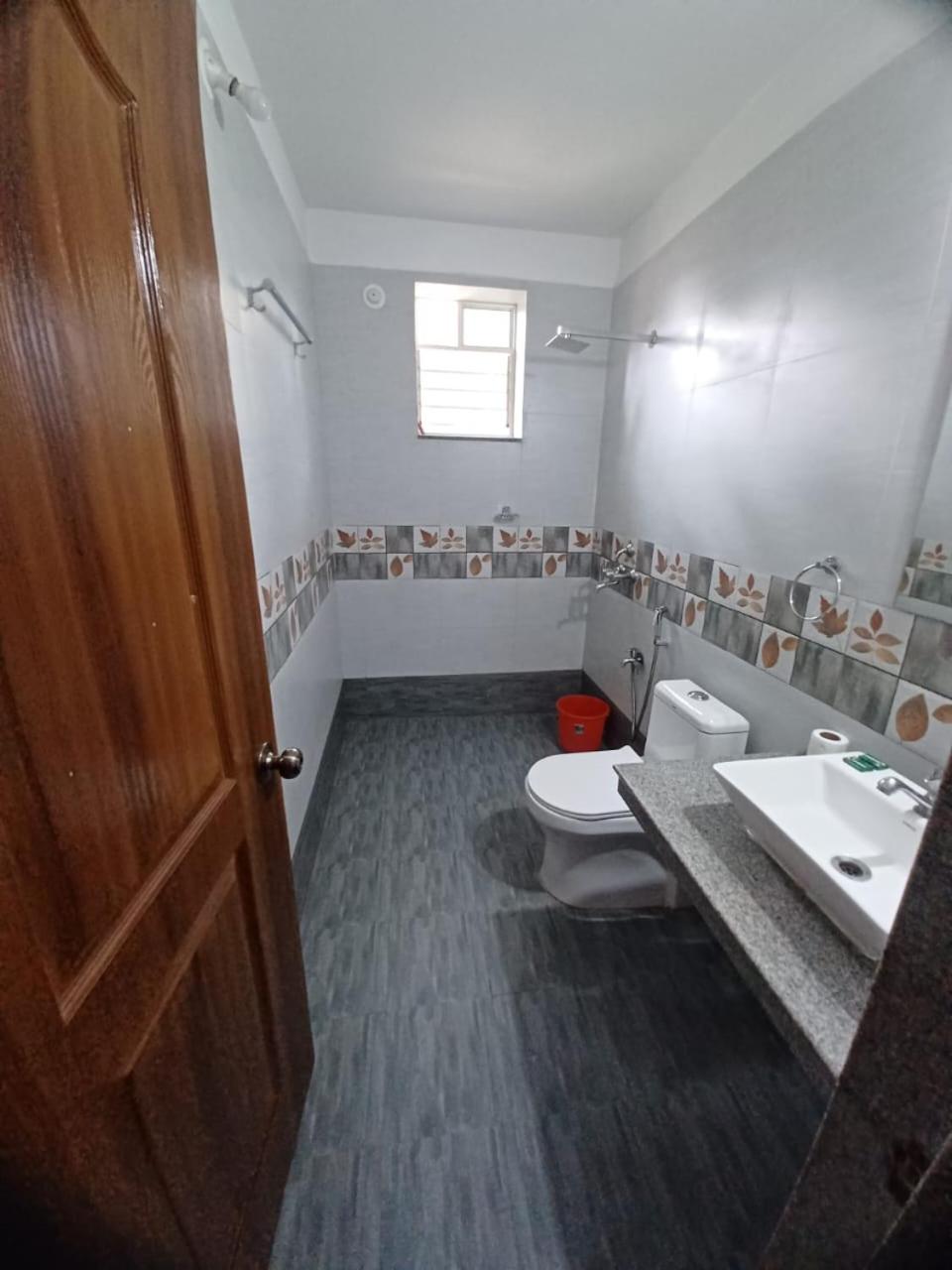 Deluxe Double Room with Balcony - Photo 12