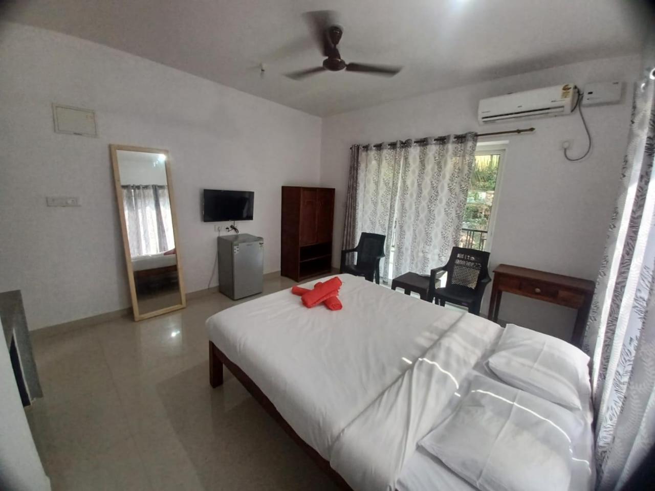 Deluxe Double Room with Balcony - Photo 7