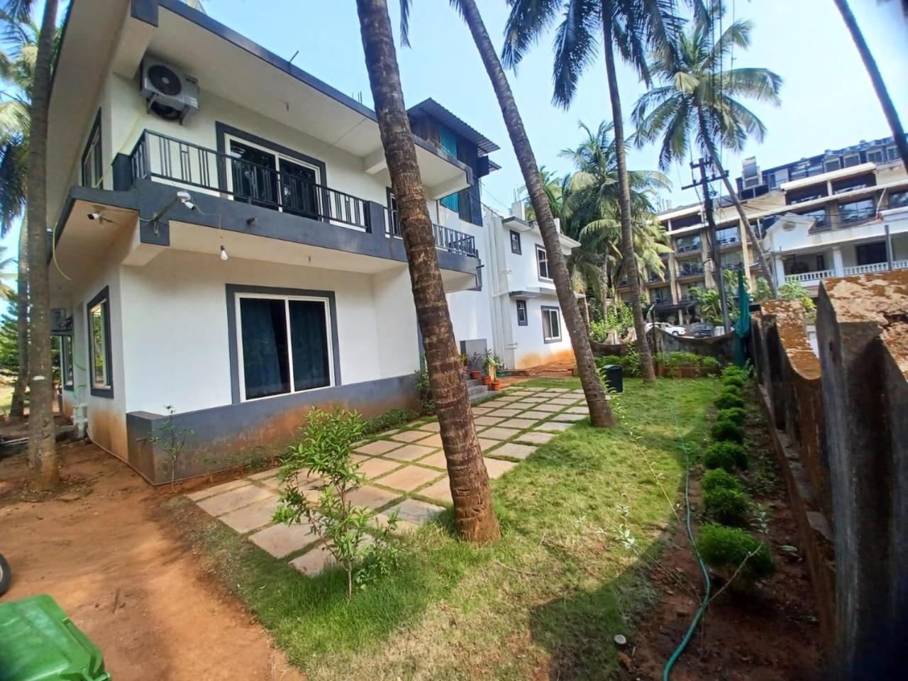 Deluxe Double Room with Balcony - Photo 11