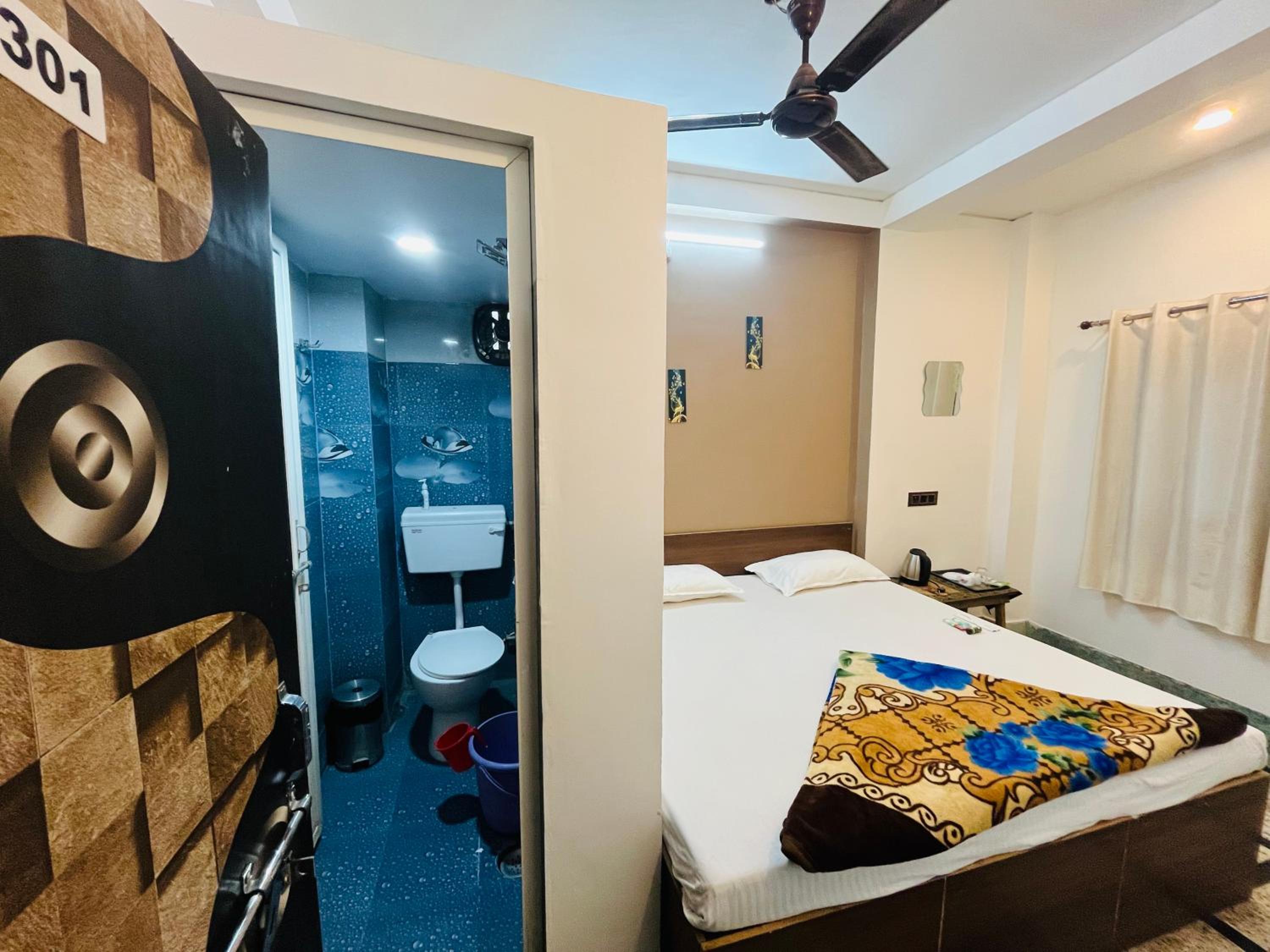 Standard King Room - Photo 11