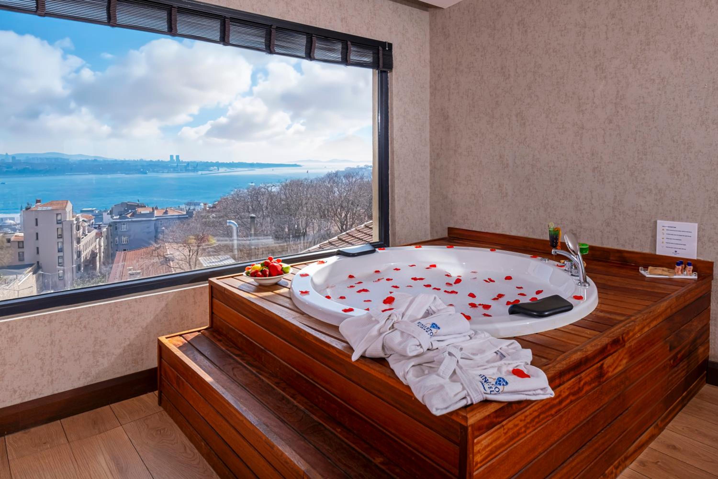 King Suite with Balcony photo 2