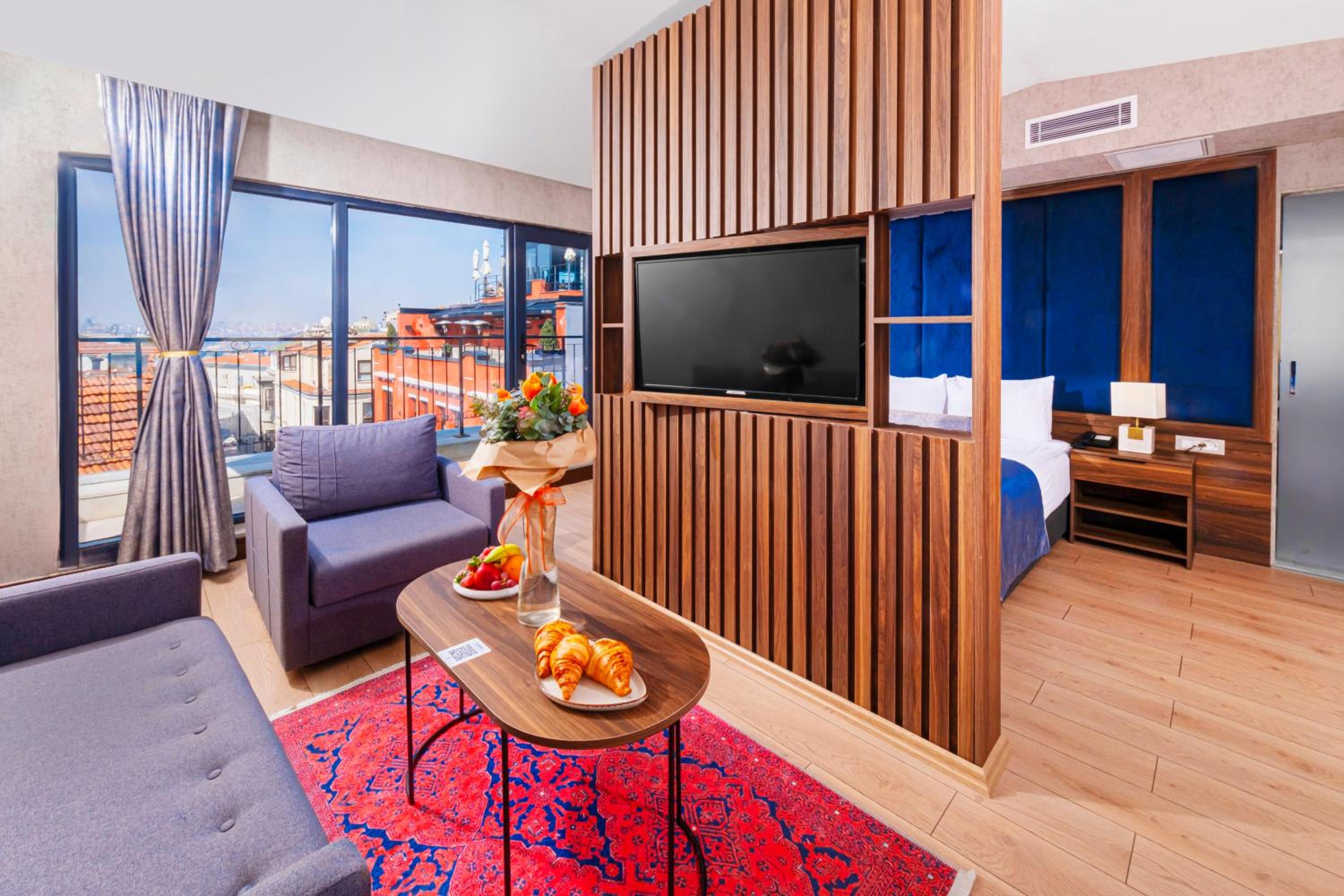 King Suite with Balcony photo 1